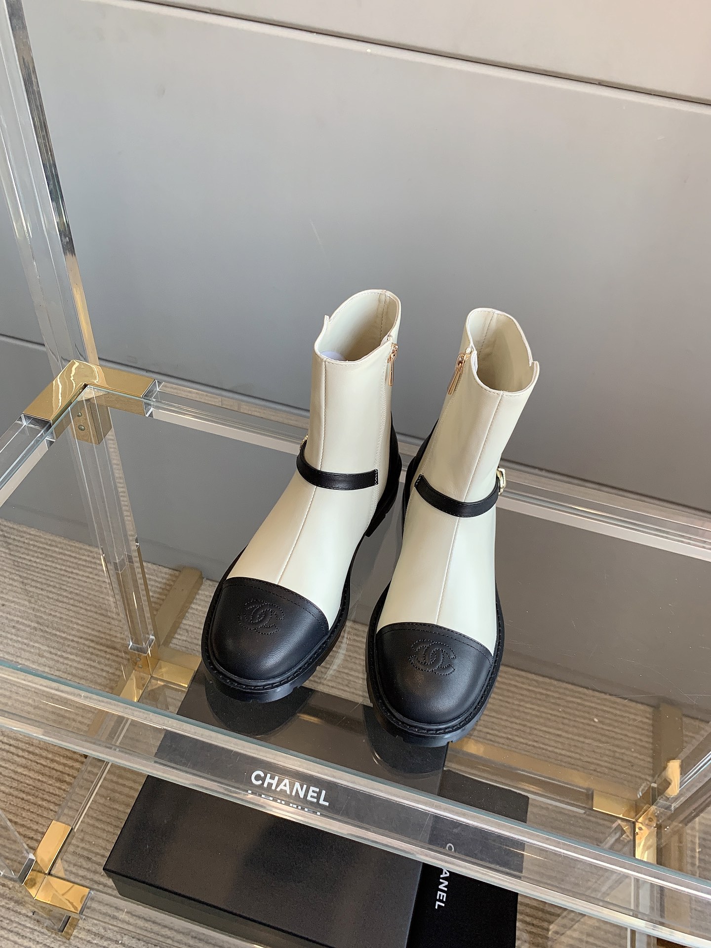 NO:479562,CHANE's newest thick-soled short boots, simple and versatile style, calfskin upper, inner footbed sheepskin wear-resistant rubber sole, size 35-39 (customized for 40), boots, chanel, boots, cowhide, sheepskin19860909CHANE*新款厚底短靴 简约百搭款 鞋面小牛皮 内里垫脚羊皮 耐磨橡胶底 尺码35-39（40定做）,靴子,chanel,boots,cowhide,sheepskin,Women's Shoes