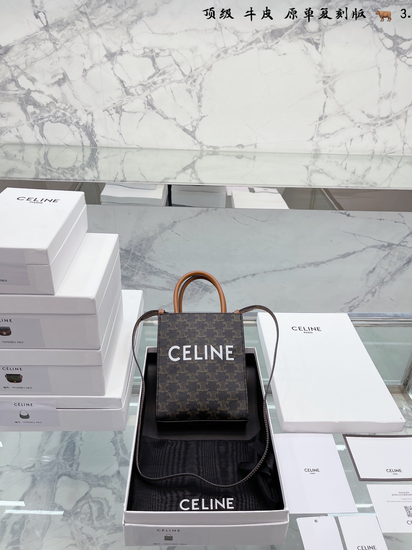 J5 顶级牛皮 复刻版 专柜对版细节 礼盒  Celine 赛琳 老花托特包|为啥 是 Celine 赛琳 必入款国 之前一直被安利 Celine 赛琳  tote, 刚好现在有了mini和大号两个size  Celine 赛琳 老花魅力依然在线, 皮质是帆布涂层很像LV的老花皮.好看V耐用V挺括 Mini 17*21*4cm