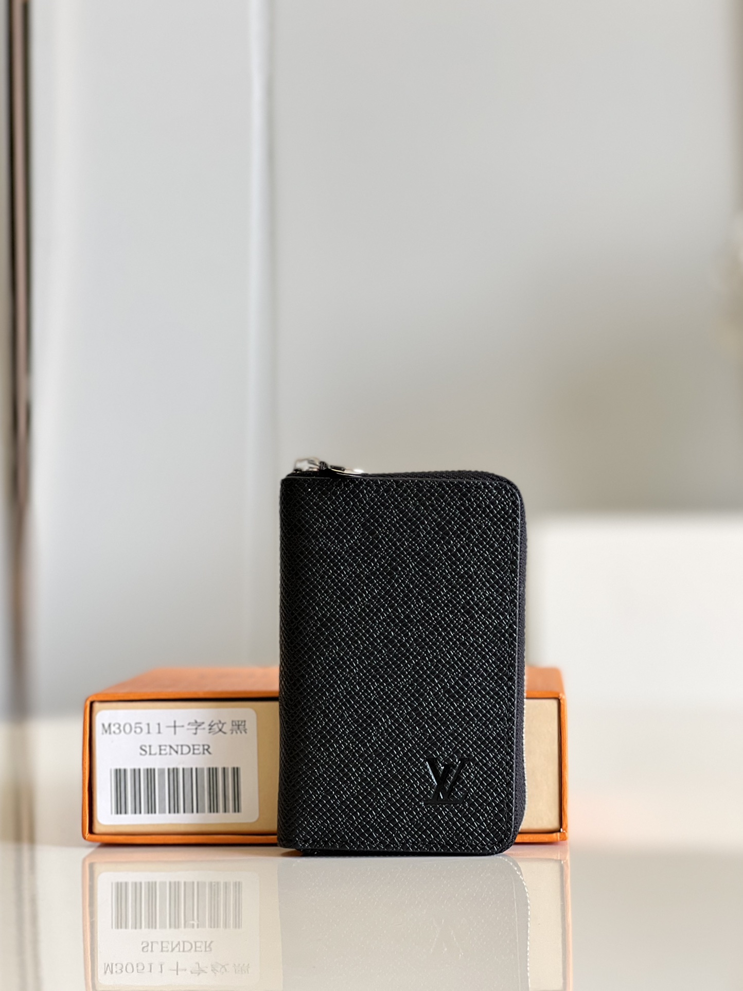 NO:399205,【Exclusive real photo M30511 cross pattern】This small and practical straight zipper coin wallet is made of masculine Monogram Eclipse canvas, paired with cowhide lining and silver metal parts. The zipper is wide and can easily use two change boxes on the inner layer. The wallet can store change, credit cards and other small items. Size 7.5 x 11.5 x 2 cm (length x height x width) V.200, LV [original leather], louis vuitton, wallets, cowhide19860909【独家实拍M30511十字纹】这款小巧实用的直式拉链零钱包以刚阳的Monogram Eclipse帆布制作,配搭牛皮衬里和银色金属件.拉链开合宽阔,能轻易使用内层两个零钱格.钱包可存放零钱、信用卡及其他细小物件.尺寸7.5 x 11.5 x 2 厘米(长度 x 高度 x 宽度) V.200,LV【原厂皮】,louis vuitton,wallets,cowhide,Bag