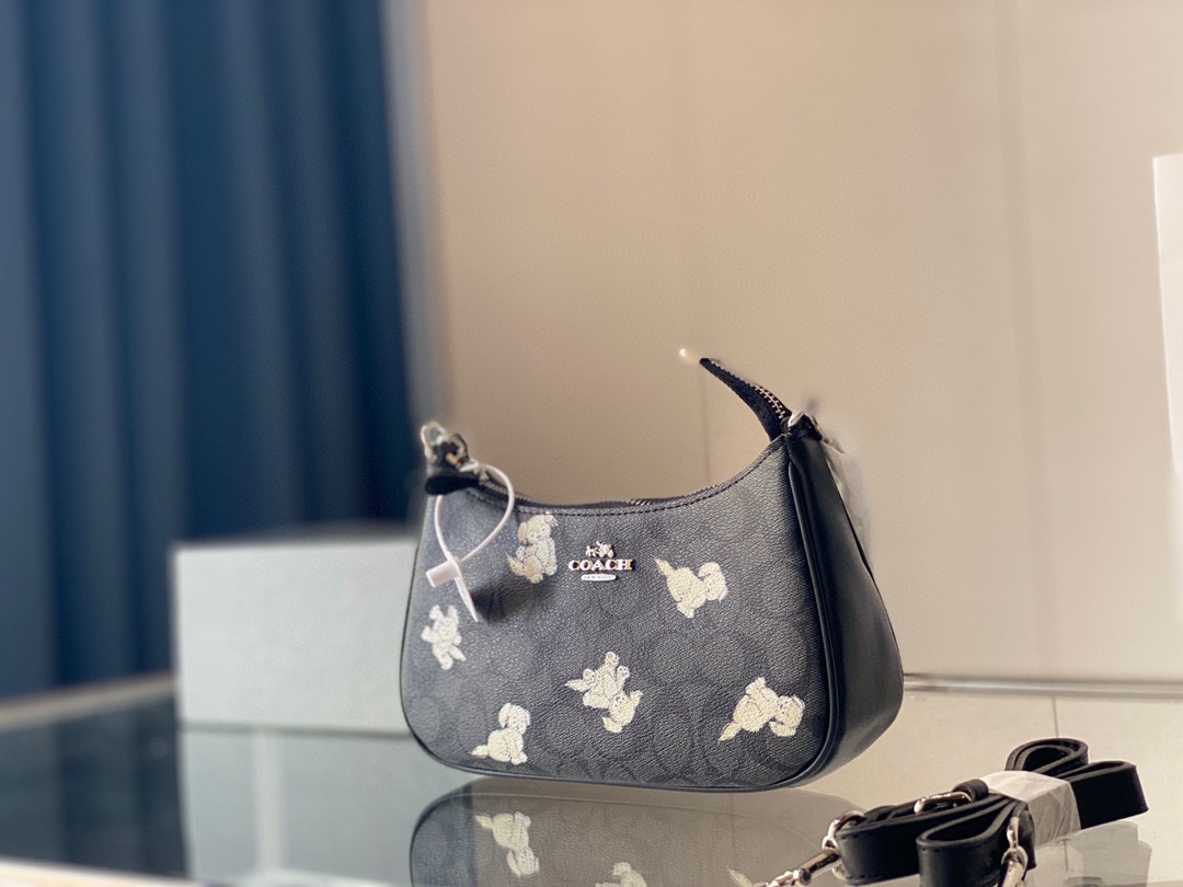 J0 配盒  Coach 蔻驰   月牙包 原单Hobo包 麻将包 搭配两条肩带 可手提斜挎 百搭神器 原单皮质 高级五金logo 专柜尺寸：24*12