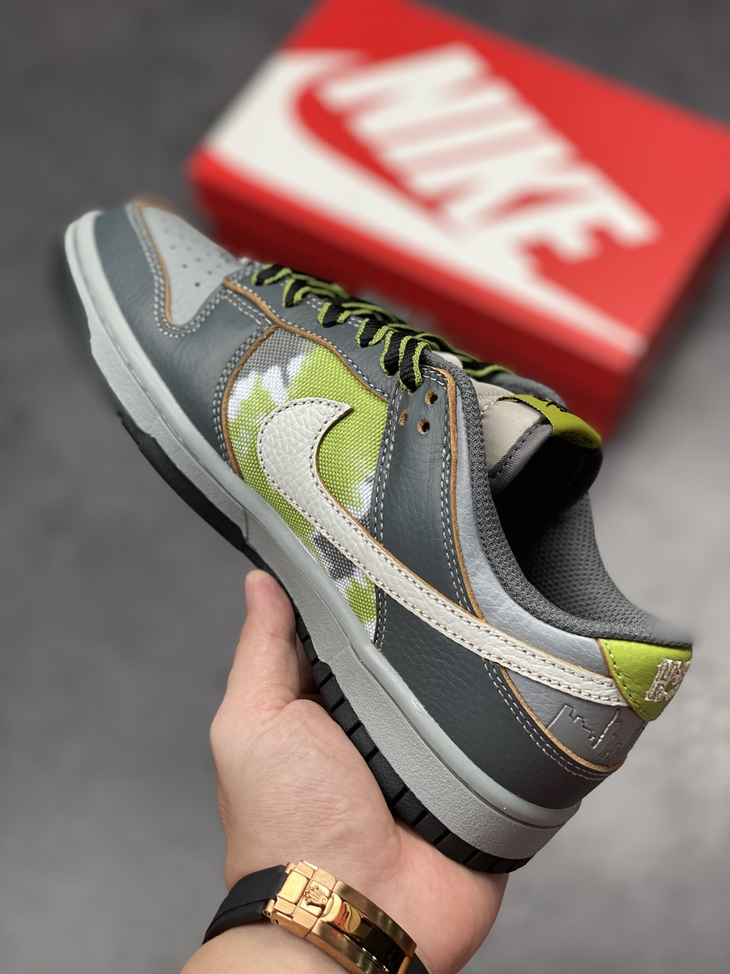 300 HUF x Nike SB Dunk Low ”Frienda and Family” 灰绿 FD8775-002