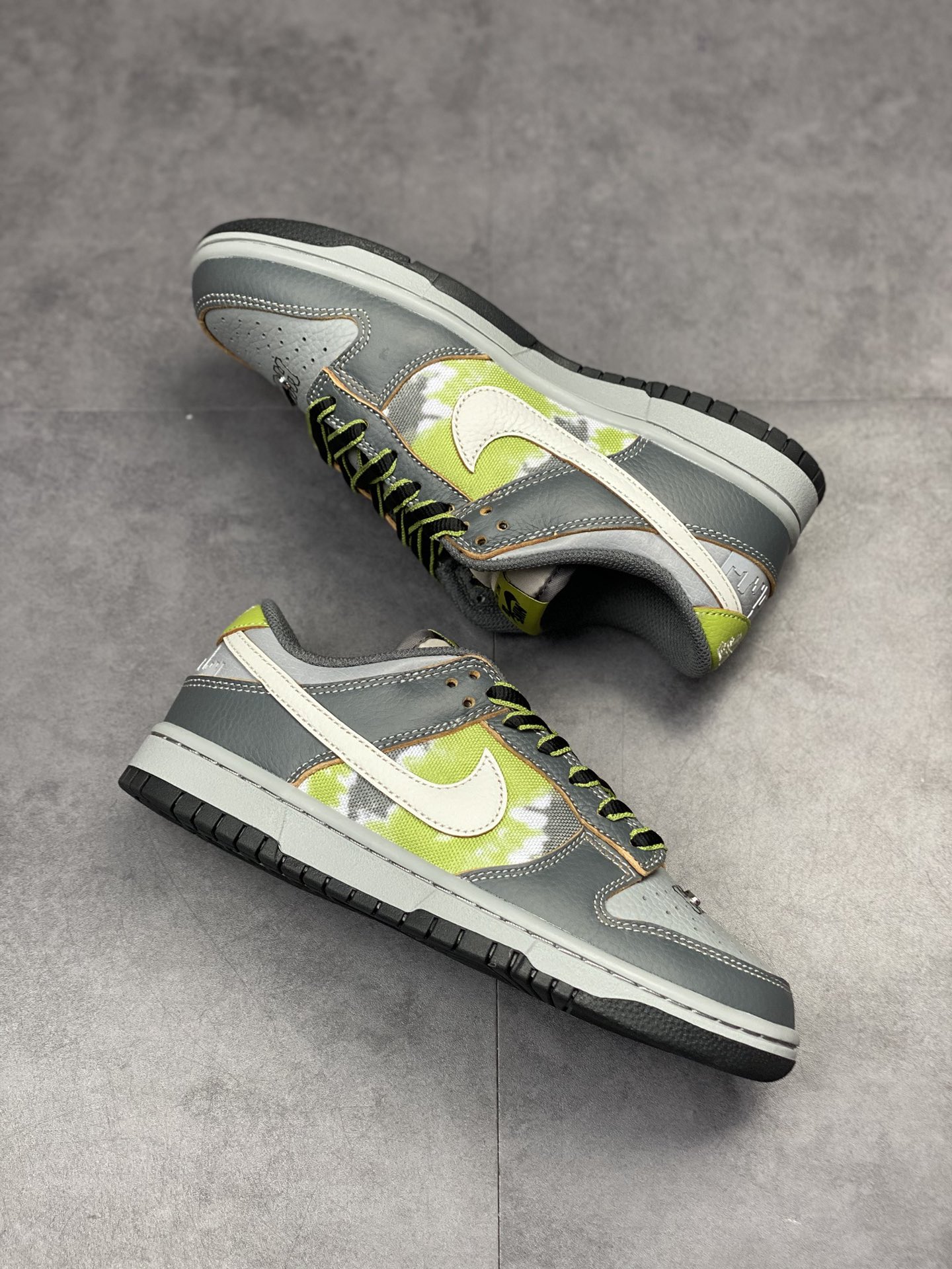 300 HUF x Nike SB Dunk Low ”Frienda and Family” 灰绿 FD8775-002