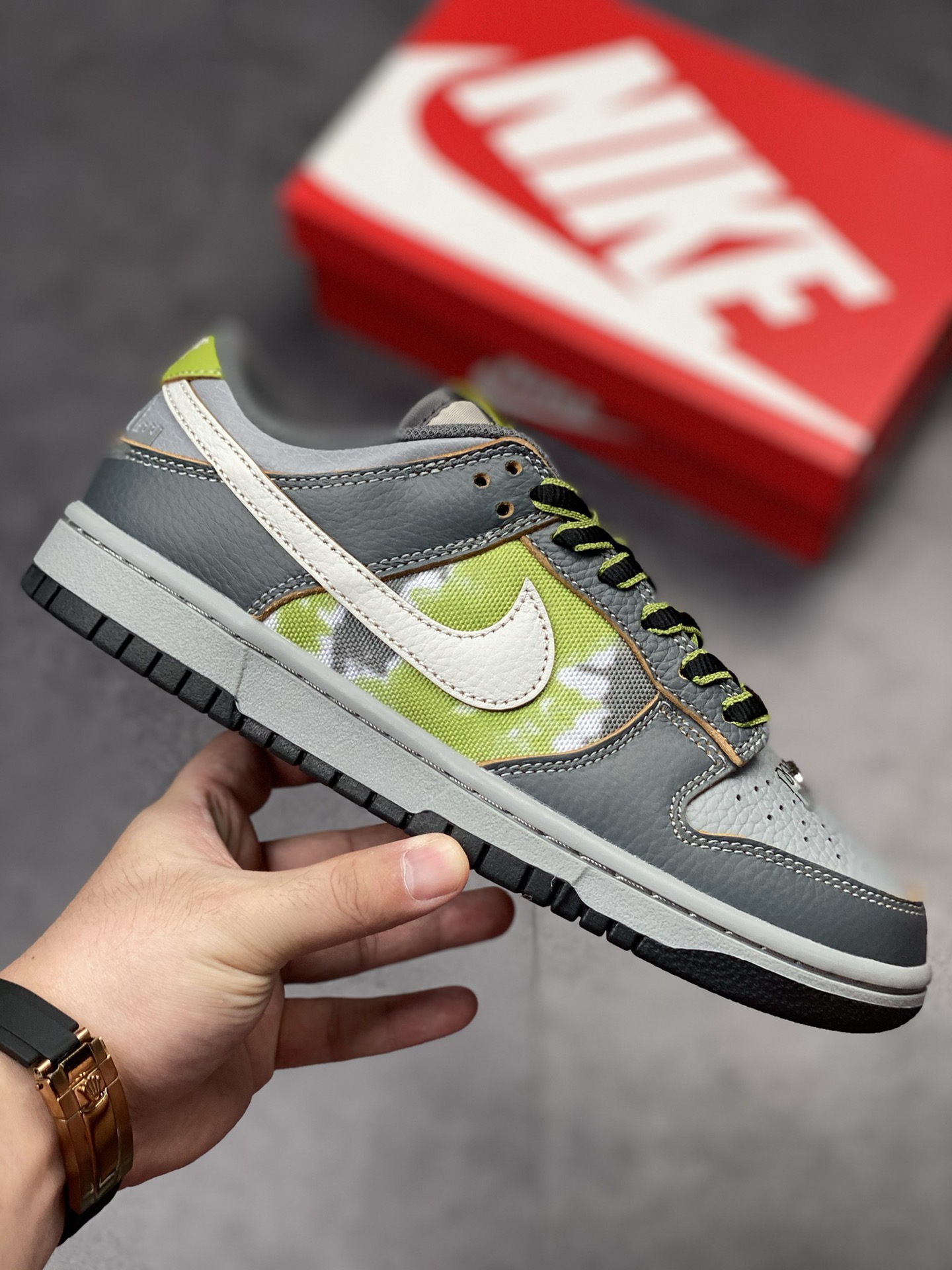 300 HUF x Nike SB Dunk Low ”Frienda and Family” 灰绿 FD8775-002