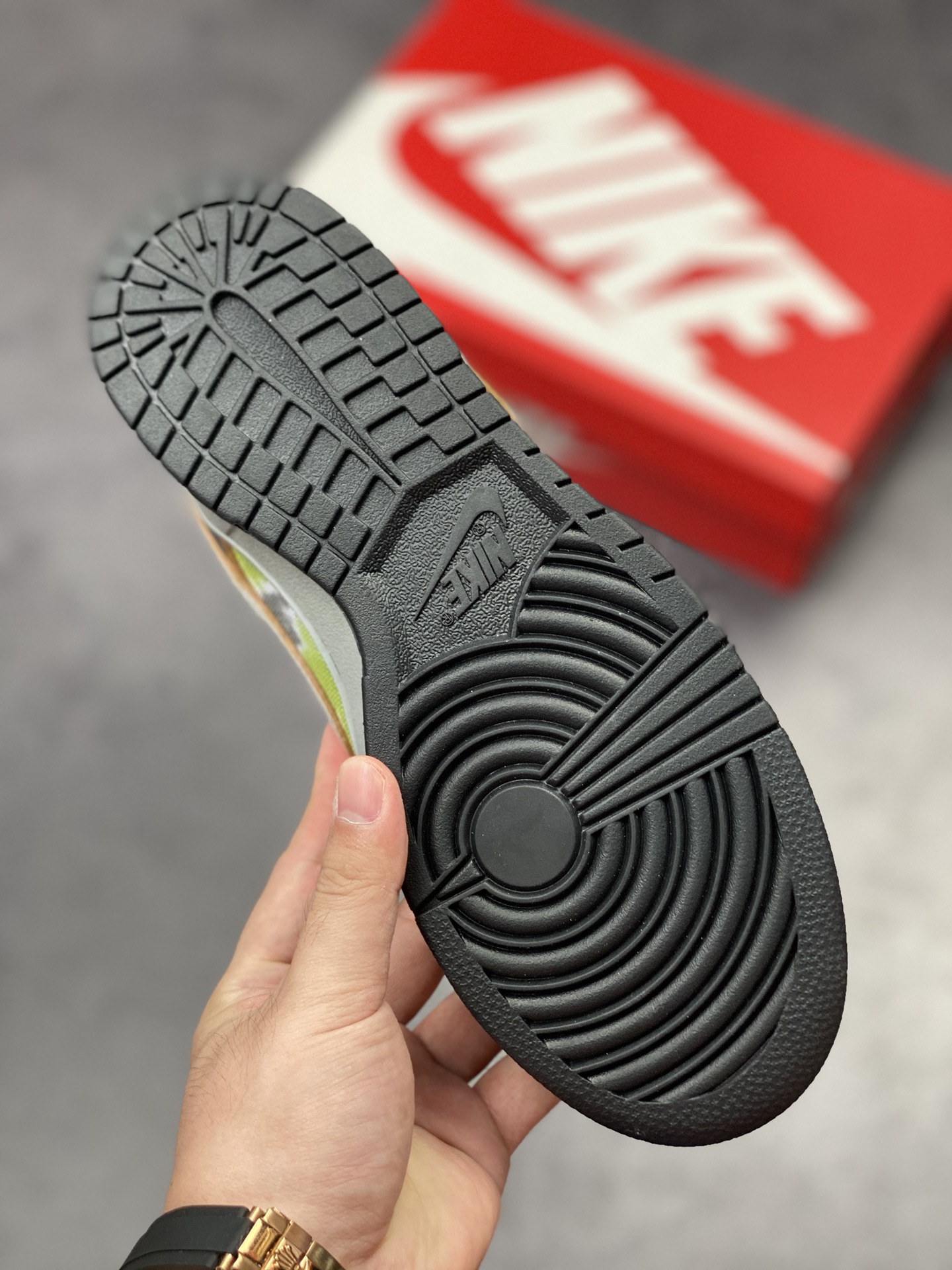 300 HUF x Nike SB Dunk Low ”Frienda and Family” 灰绿 FD8775-002