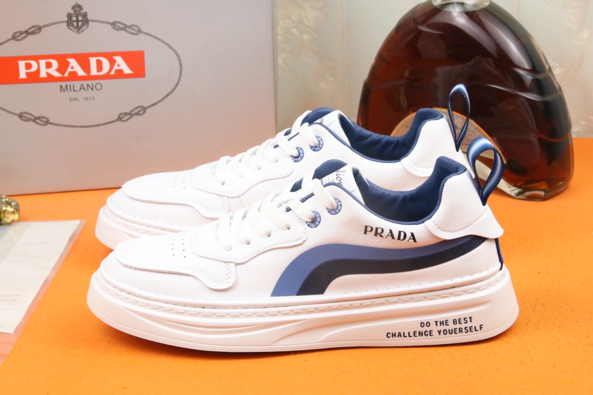 I5 高品质PRADA普拉达上市著名奢侈品牌，专柜同步更新，意大利男鞋时尚杂志季刊封面主推款鞋面采用意大利进口小牛皮，羊皮内里。原版防滑轻质发泡大底，上脚舒适有型。 细节无可挑剔。