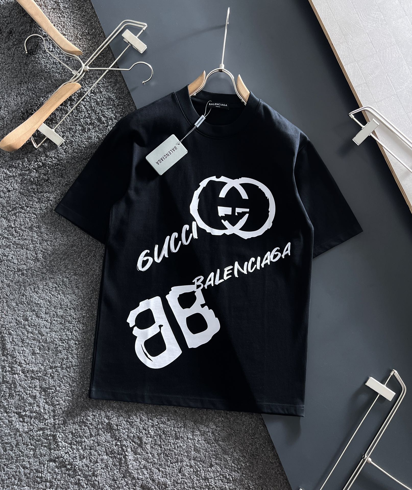 Camiseta de manga corta de cuello redondo de la última colección de primavera-verano de BAL&GUC, sincronizada con la we…
