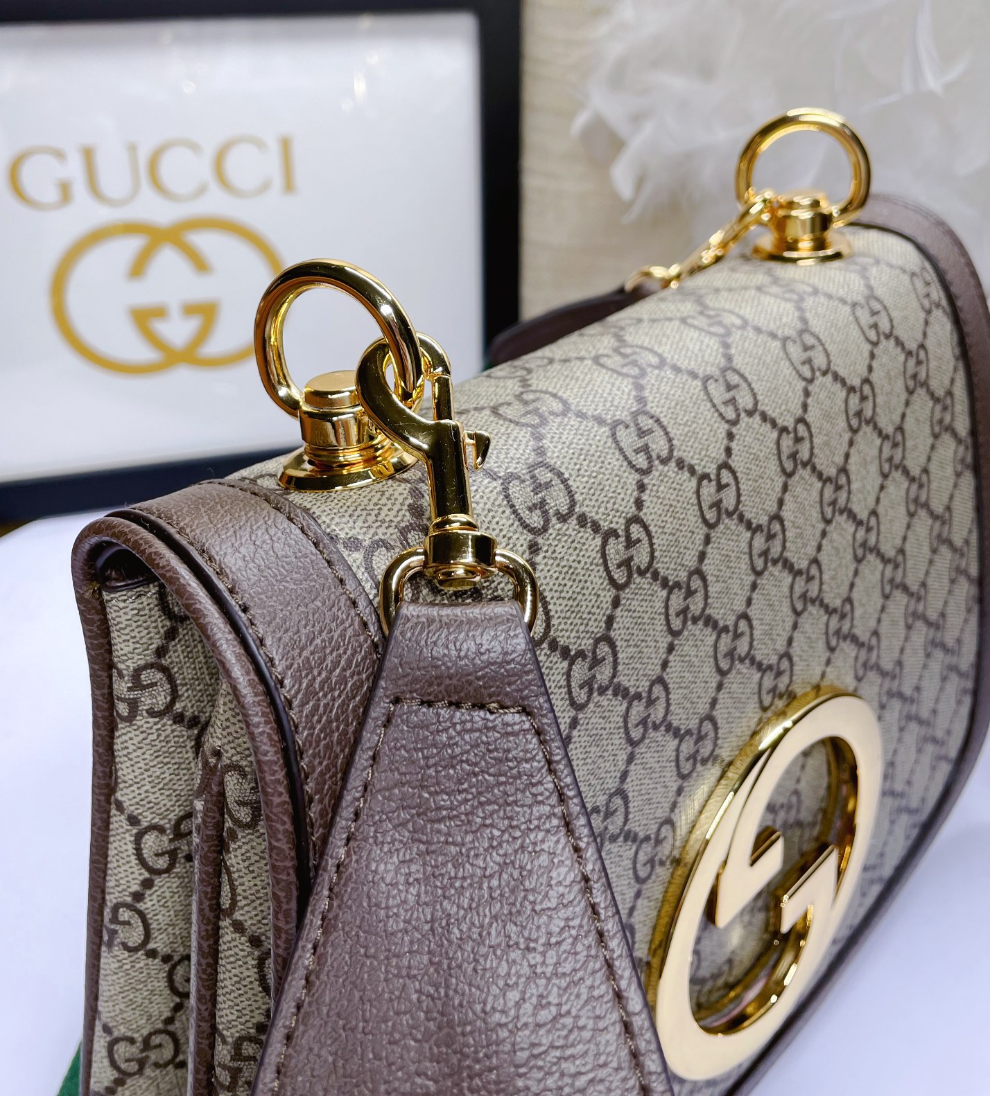 グッチ 中号肩背包 圆形デザインと双Gロゴの魅力