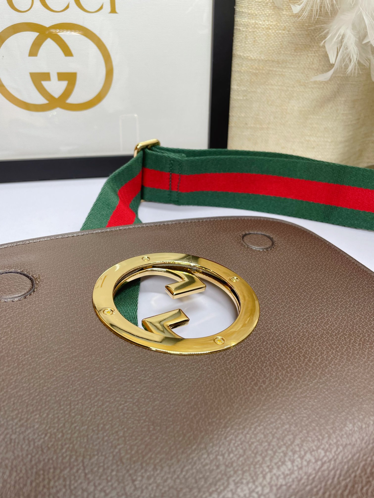 グッチ 中号肩背包 圆形デザインと双Gロゴの魅力