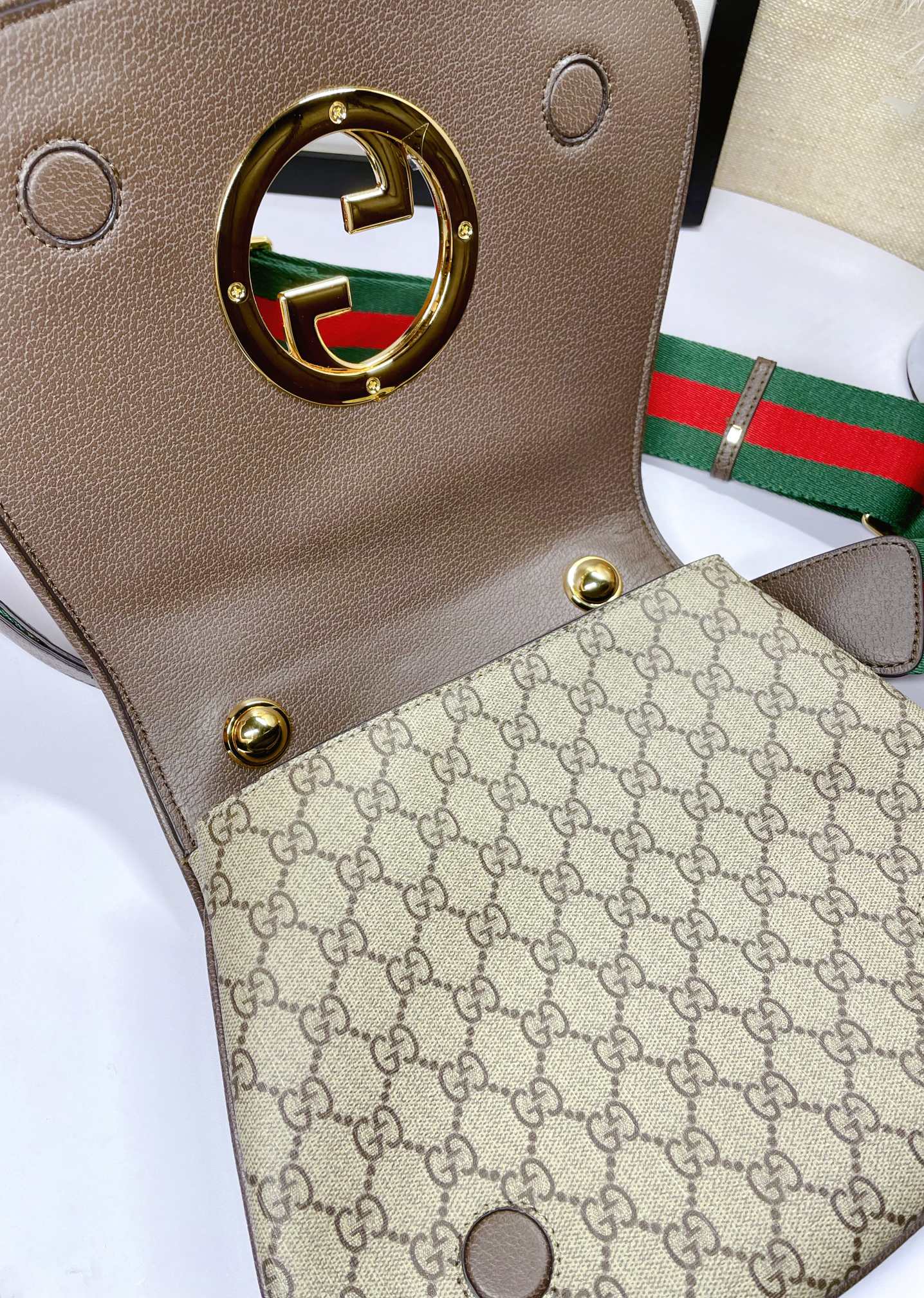 グッチ 中号肩背包 圆形デザインと双Gロゴの魅力