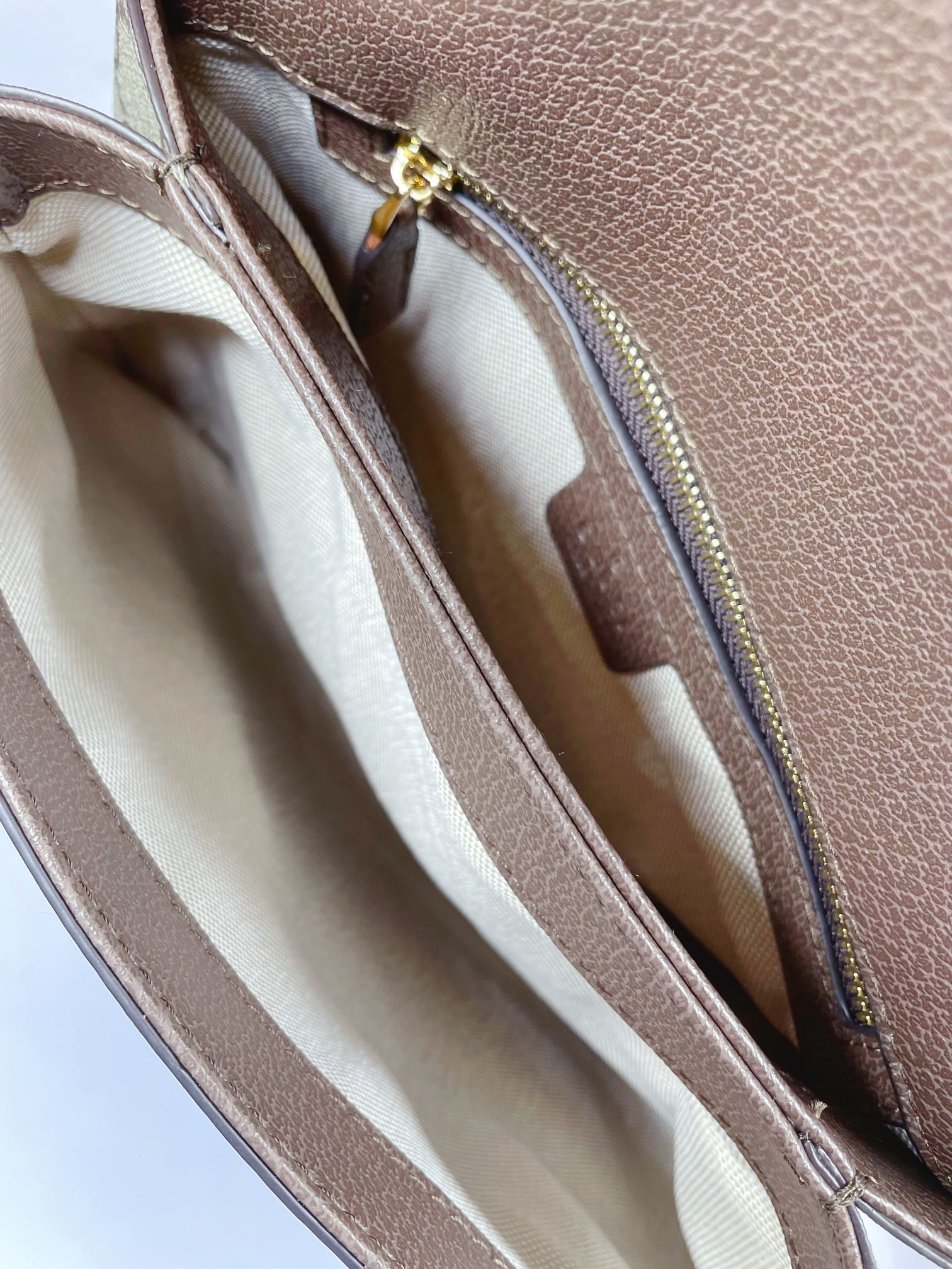 グッチ 中号肩背包 圆形デザインと双Gロゴの魅力