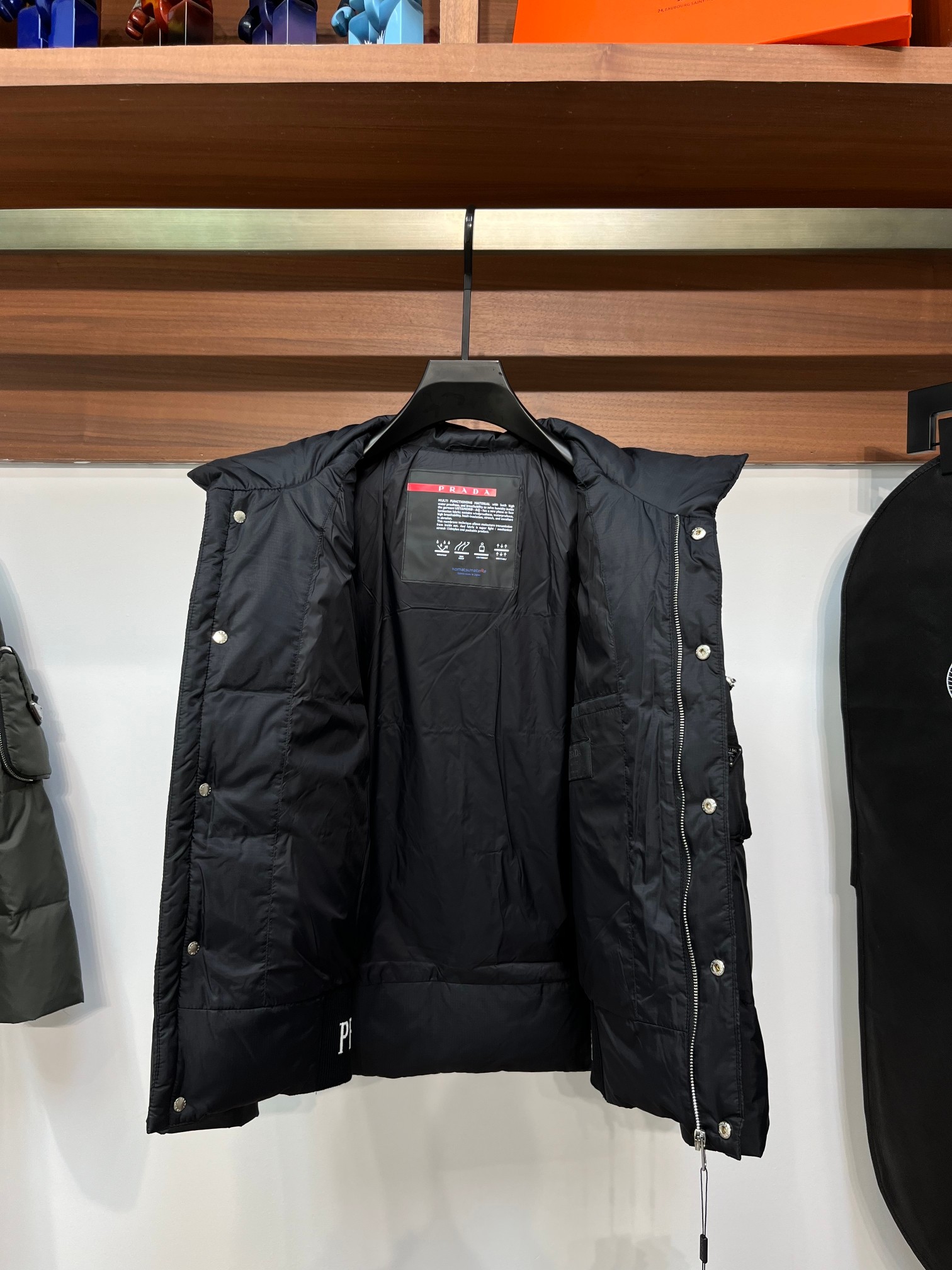 da 普拉达 22Fw 金属三角标拉链口袋保暖立领羽绒服外套