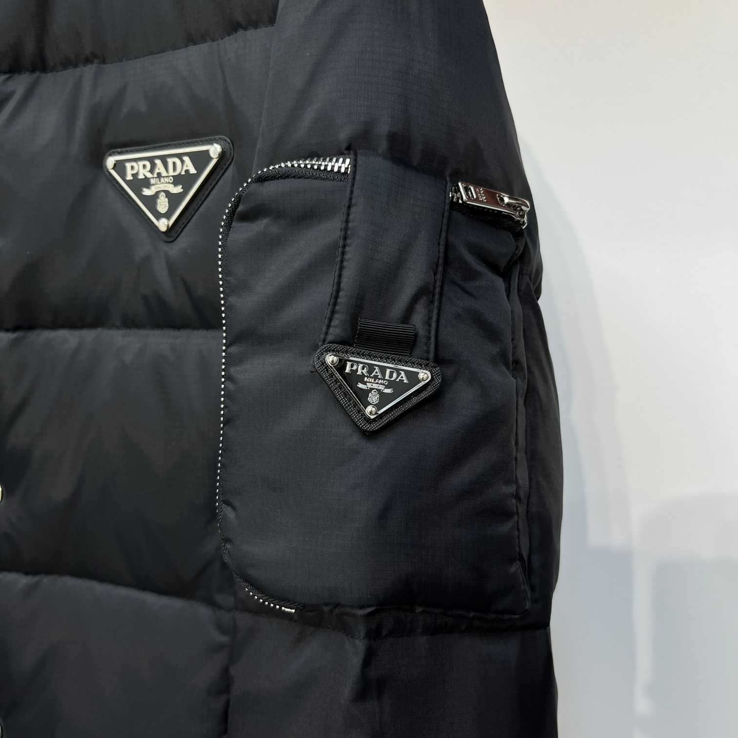 da 普拉达 22Fw 金属三角标拉链口袋保暖立领羽绒服外套
