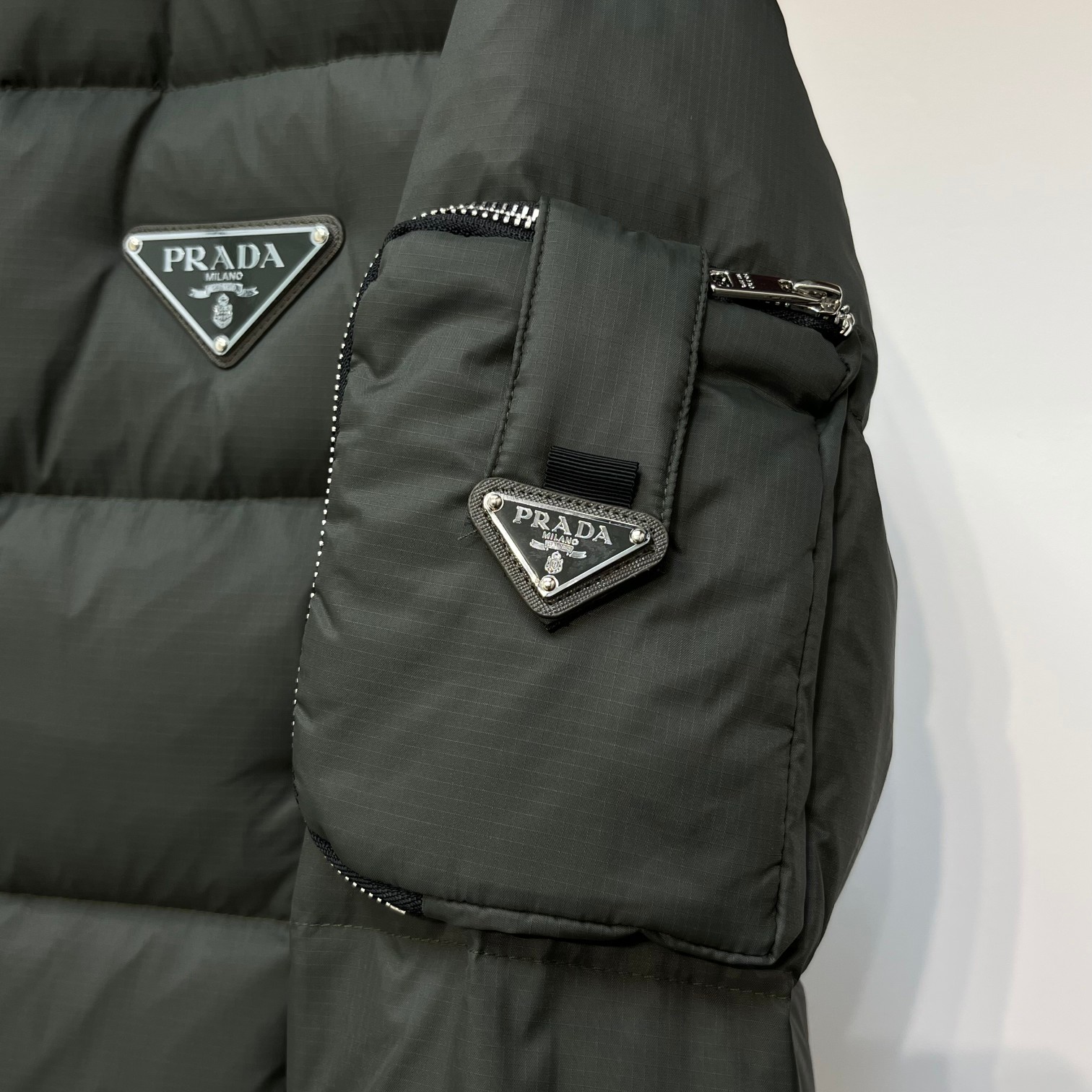 da 普拉达 22Fw 金属三角标拉链口袋保暖立领羽绒服外套