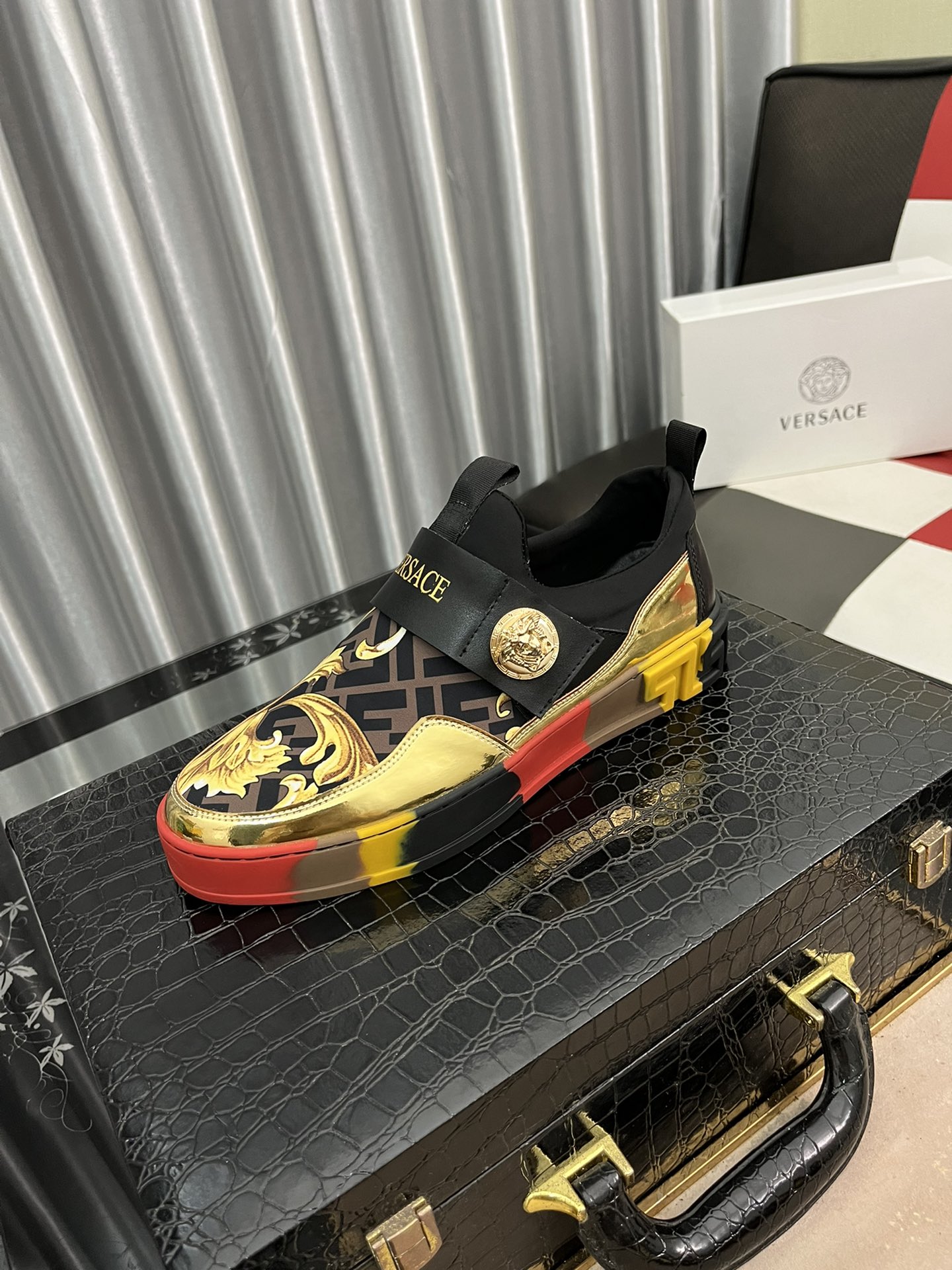 I0 Versace 范思哲 最 2022精心打造，引爆全场不断创新的国际品牌 此款男士运动休闲鞋，原版版本，专柜一比一皮面材质，皮垫脚橡胶防滑大底，透气舒适以质量说话