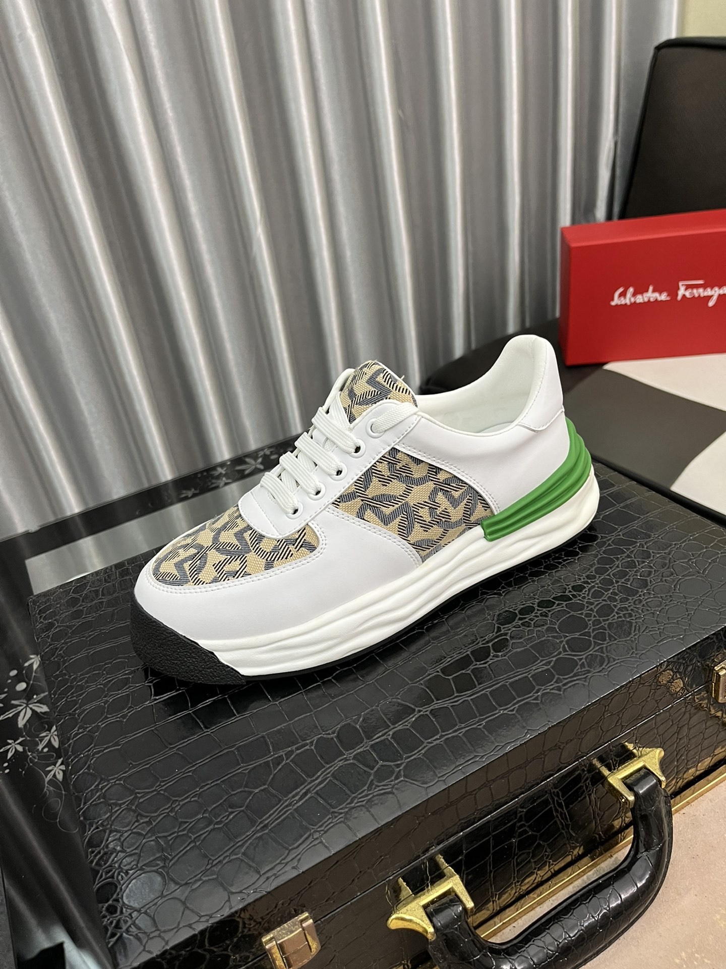 I5 Ferragamo 低帮菲拉格慕春款休闲鞋专柜品质，验货，优质做工，鞋面采用进口透气飞织弹力面料，舒适透气内里，原版时尚运动大底 ，休闲时尚，高端品质，