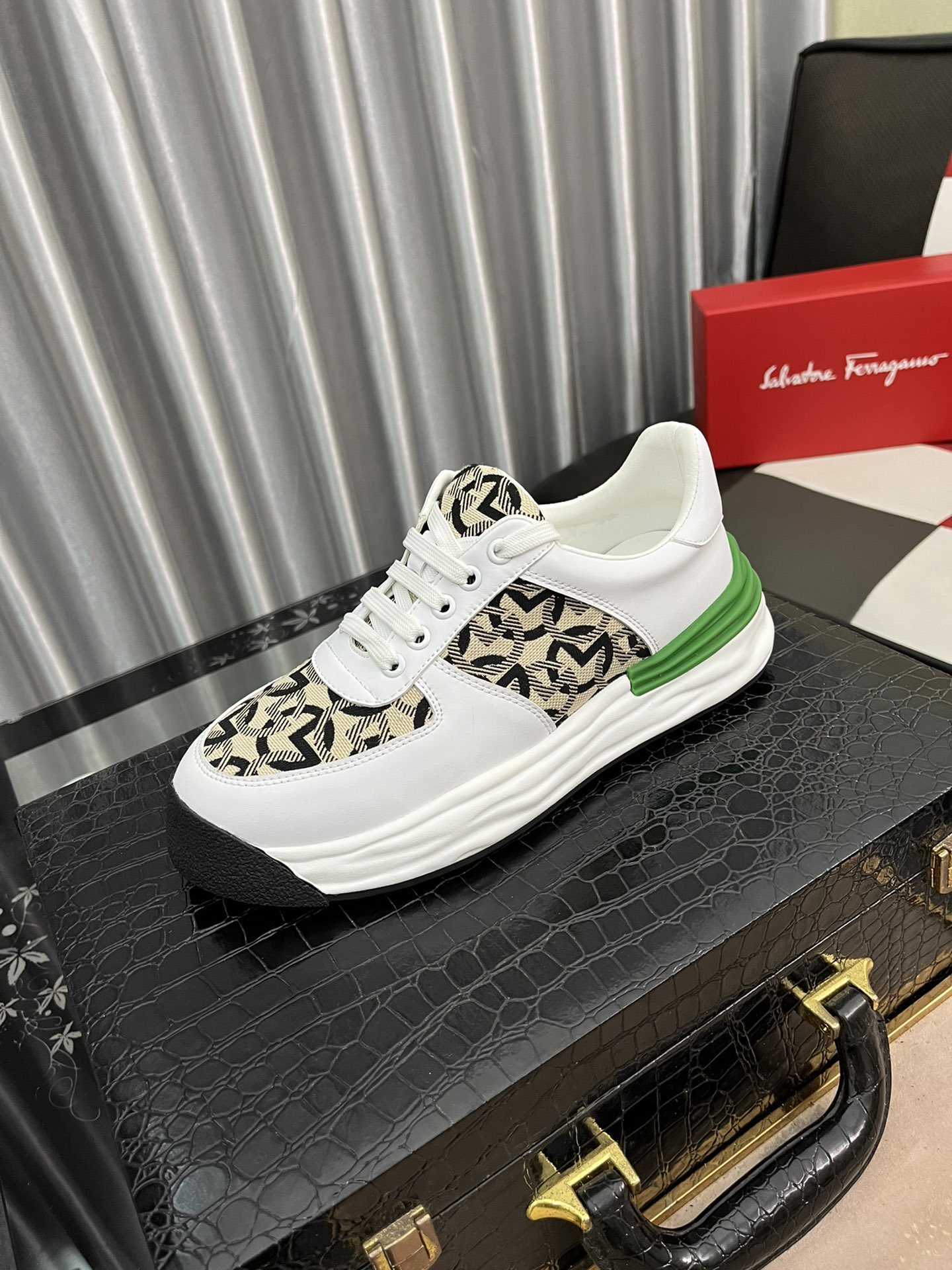 I5 Ferragamo 低帮菲拉格慕春款休闲鞋专柜品质，验货，优质做工，鞋面采用进口透气飞织弹力面料，舒适透气内里，原版时尚运动大底 ，休闲时尚，高端品质，