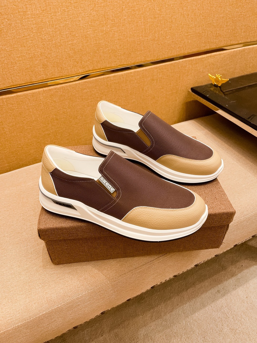 I5 普拉达男鞋高端品牌 官网1：1最新力作：鞋面采用意大利进口头层牛皮搭配 舒适透气内里原版防滑耐磨大底制作，让行走更加便捷舒适，惊世之作，与官方的质量相比美的1：1复刻[色]打造时尚个性衬托你的与众不同潮男必备!经典