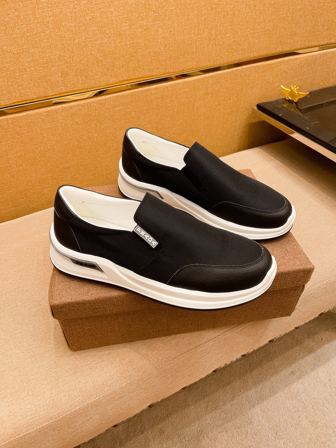 I5 普拉达男鞋高端品牌 官网1：1最新力作：鞋面采用意大利进口头层牛皮搭配 舒适透气内里原版防滑耐磨大底制作，让行走更加便捷舒适，惊世之作，与官方的质量相比美的1：1复刻[色]打造时尚个性衬托你的与众不同潮男必备!经典