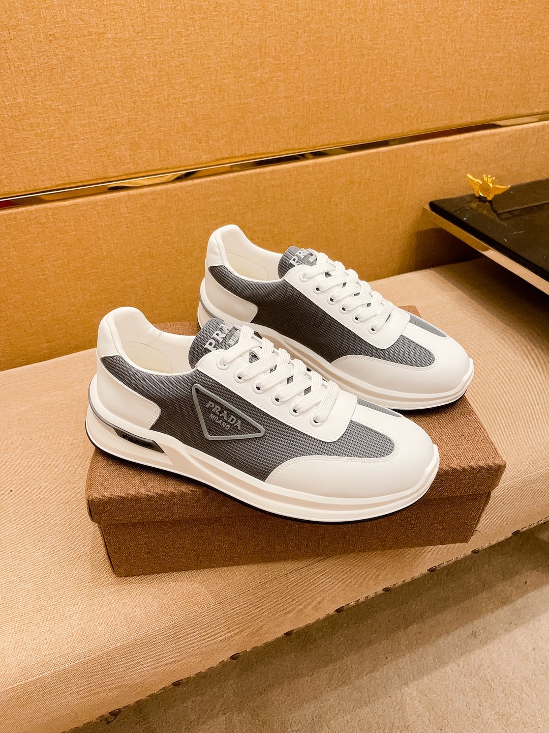 I5 普拉达男鞋高端品牌 官网1：1最新力作：鞋面采用意大利进口头层牛皮搭配 舒适透气内里原版防滑耐磨大底制作，让行走更加便捷舒适，惊世之作，与官方的质量相比美的1：1复刻[色]打造时尚个性衬托你的与众不同潮男必备!经典