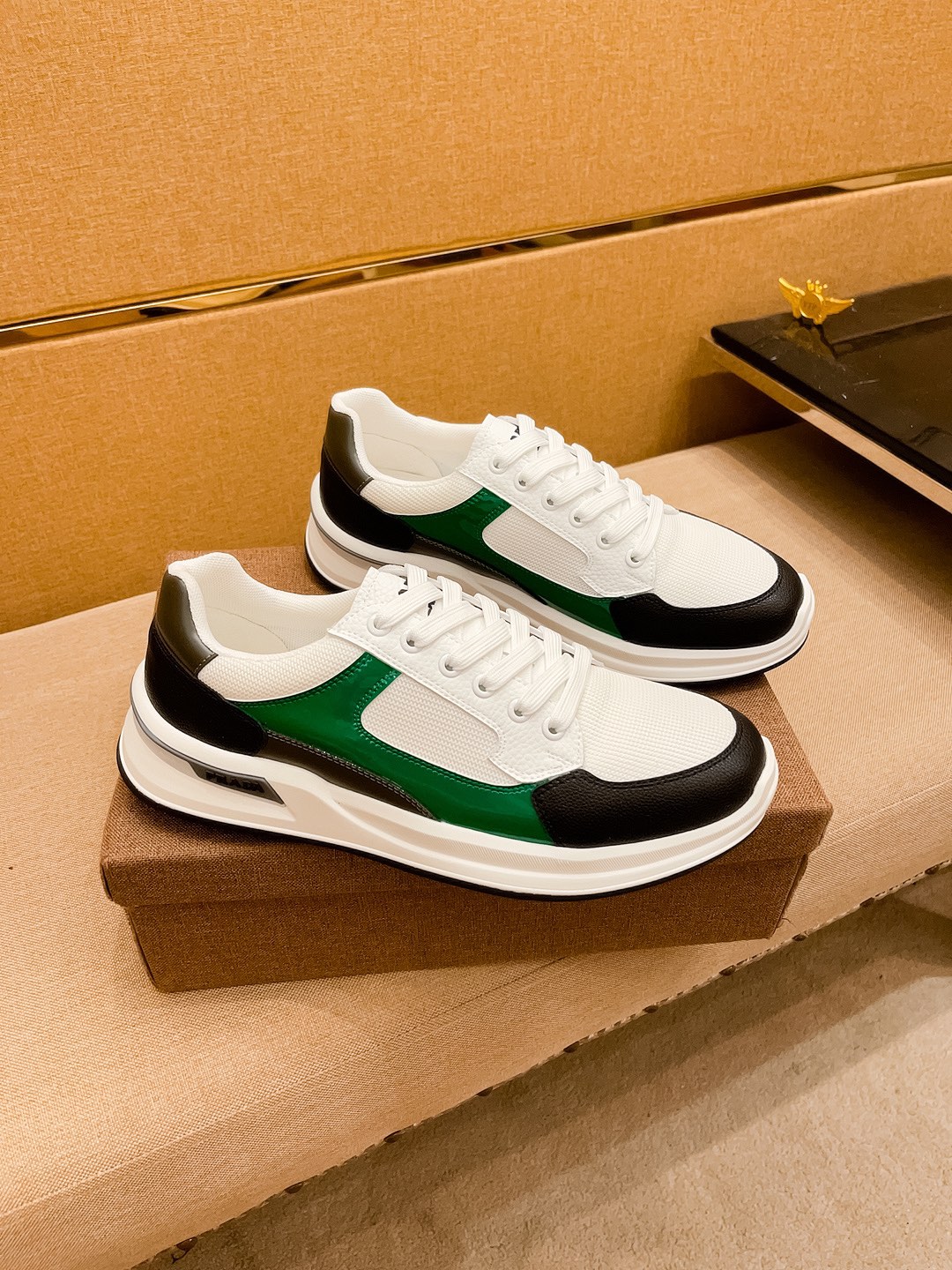 I5 普拉达男鞋高端品牌 官网1：1最新力作：鞋面采用意大利进口头层牛皮搭配 舒适透气内里原版防滑耐磨大底制作，让行走更加便捷舒适，惊世之作，与官方的质量相比美的1：1复刻[色]打造时尚个性衬托你的与众不同潮男必备!经典