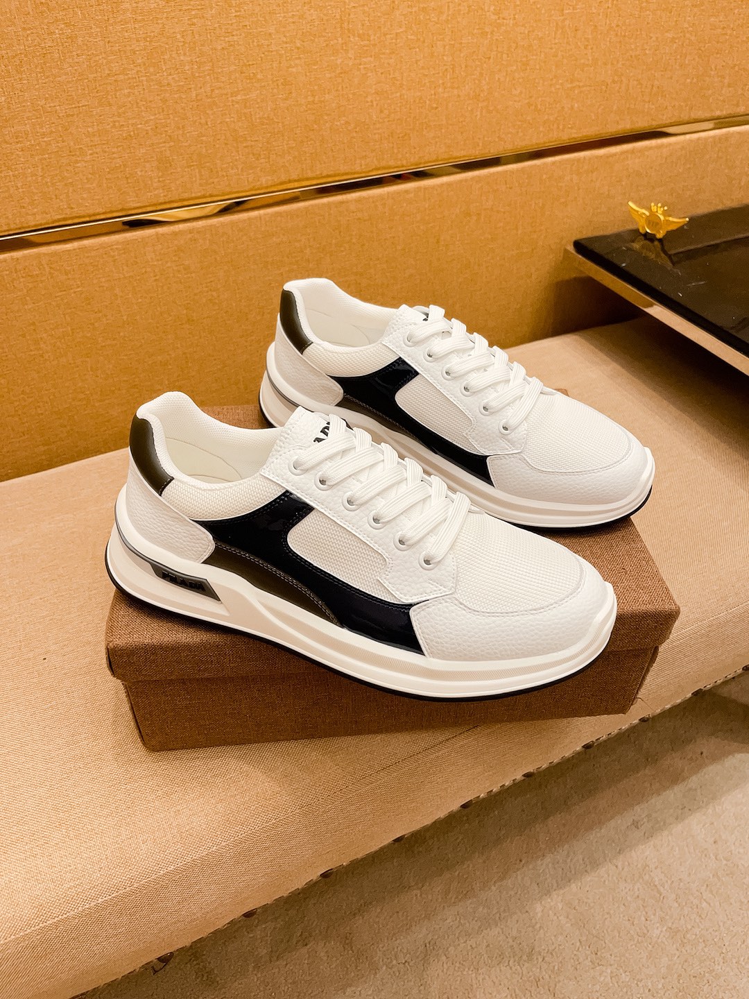 I5 普拉达男鞋高端品牌 官网1：1最新力作：鞋面采用意大利进口头层牛皮搭配 舒适透气内里原版防滑耐磨大底制作，让行走更加便捷舒适，惊世之作，与官方的质量相比美的1：1复刻[色]打造时尚个性衬托你的与众不同潮男必备!经典