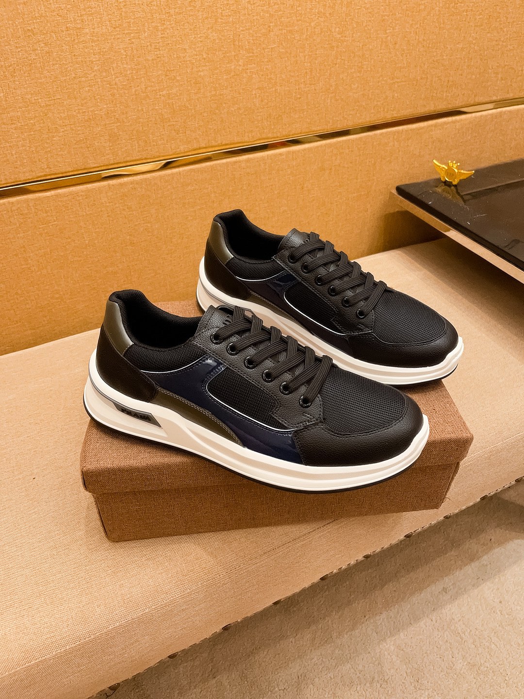 I5 普拉达男鞋高端品牌 官网1：1最新力作：鞋面采用意大利进口头层牛皮搭配 舒适透气内里原版防滑耐磨大底制作，让行走更加便捷舒适，惊世之作，与官方的质量相比美的1：1复刻[色]打造时尚个性衬托你的与众不同潮男必备!经典