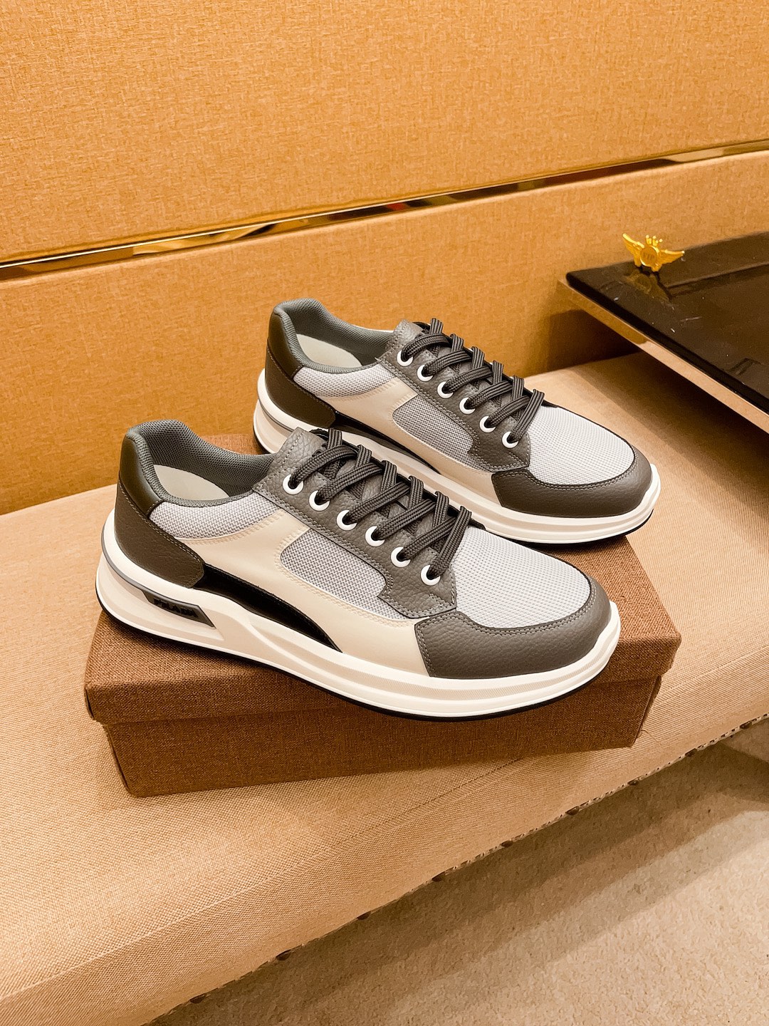 I5 普拉达男鞋高端品牌 官网1：1最新力作：鞋面采用意大利进口头层牛皮搭配 舒适透气内里原版防滑耐磨大底制作，让行走更加便捷舒适，惊世之作，与官方的质量相比美的1：1复刻[色]打造时尚个性衬托你的与众不同潮男必备!经典