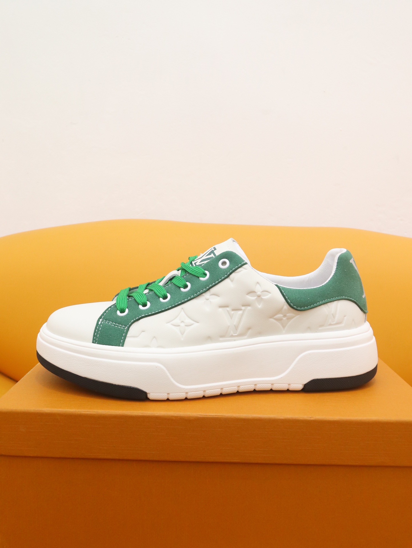 I5 LOUlS VUlTTON路易威登～独特现休闲风。LV专柜代购休闲鞋 男士2022专柜同步发售，意大利进口品牌精选头层意大利牛皮编织工艺。羊皮内里 拒绝脱色磨脚鞋底：原厂特供原版底实物更赞 适合户外司机驾车完美