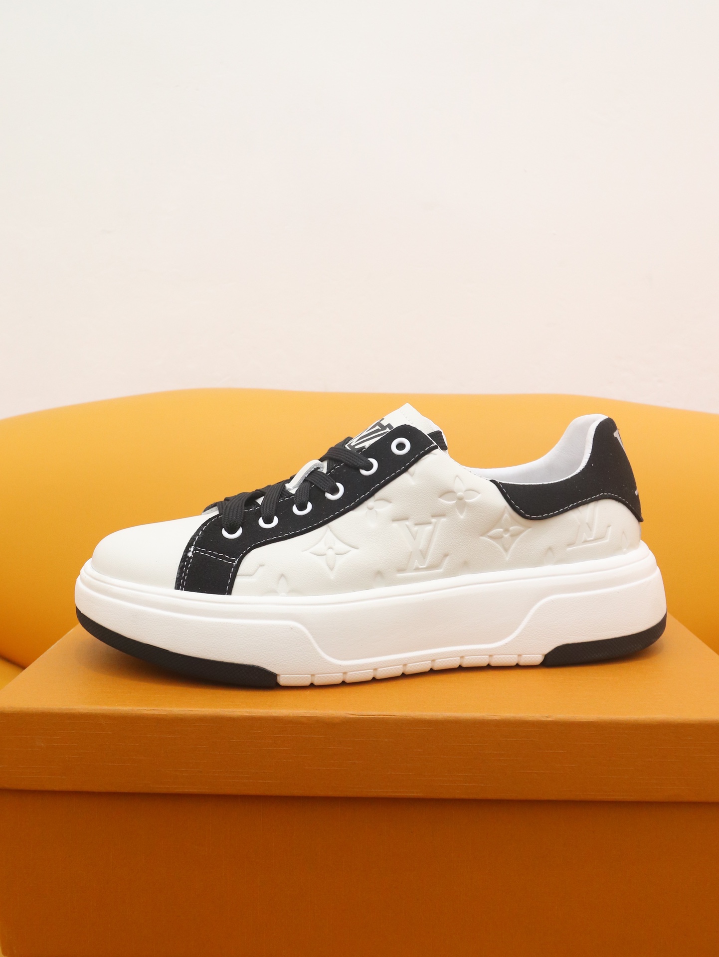 I5 LOUlS VUlTTON路易威登～独特现休闲风。LV专柜代购休闲鞋 男士2022专柜同步发售，意大利进口品牌精选头层意大利牛皮编织工艺。羊皮内里 拒绝脱色磨脚鞋底：原厂特供原版底实物更赞 适合户外司机驾车完美