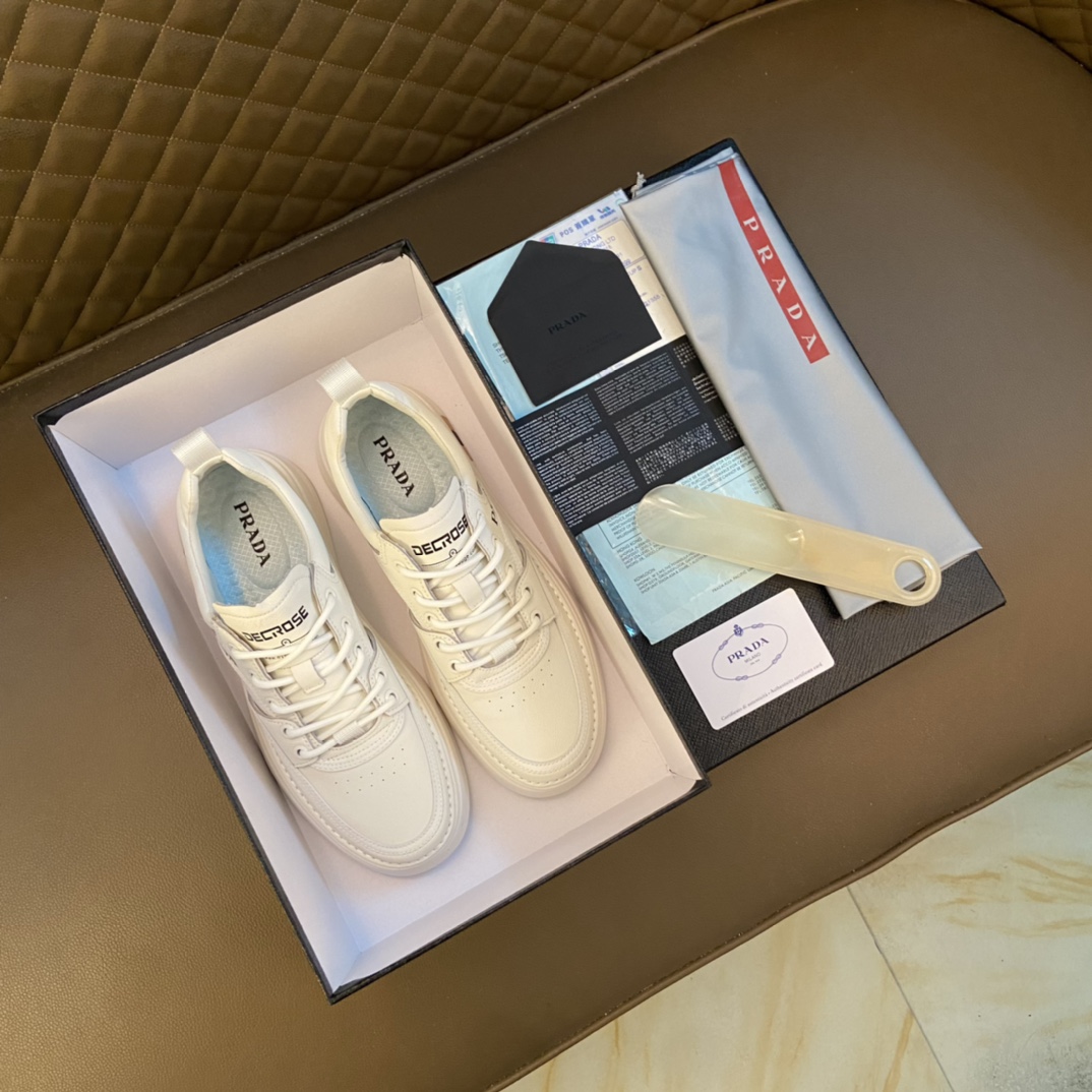 I5   普拉达～独特现代风运动鞋。专柜代购休闲鞋 男士2022专柜同步发售，意大利进口原版品牌精选头柔软牛皮原版材质制作而成，原版内里 拒绝脱色磨脚鞋底：原厂特供原版底， 超酷 法国懒人风格设计 懒人套脚套脚 原单品质 超舒服原版底 。 适合户外司机驾车完美男鞋