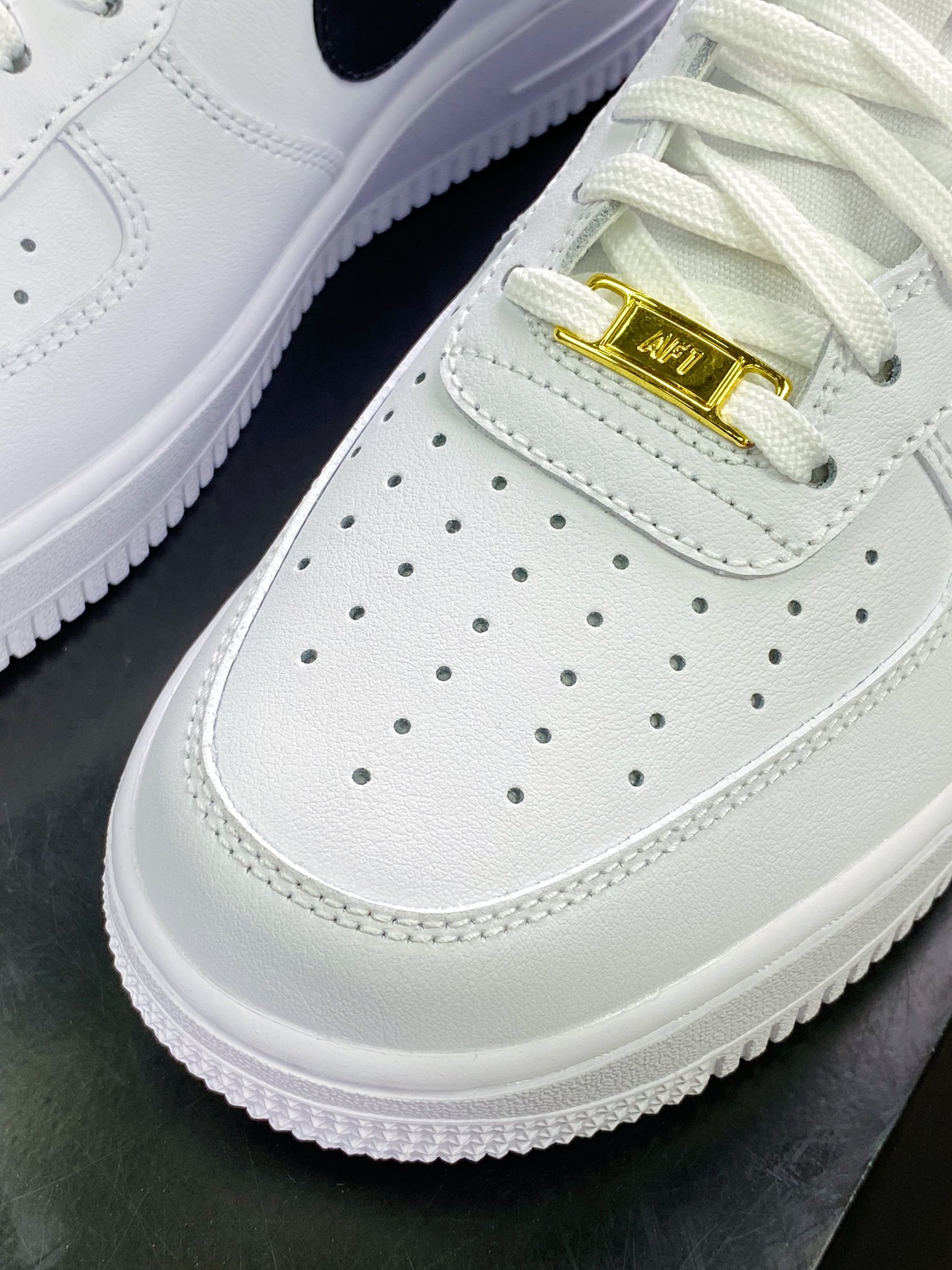 200 Air Force 1’07 Low”White/Black/Gold”空军一号经典低帮百搭休闲运动板鞋CZ0270-102-莆田鞋,莆田鞋货源,高仿鞋,高仿鞋货源,安福档口,莆田高仿鞋,莆田鞋批发,高仿鞋批发,莆田高仿运动鞋,高仿运动鞋,莆田运动鞋 200 Air Force 1’07 Low”White/Black/Gold”空军一号经典低帮百搭休闲运动板鞋CZ0270-102