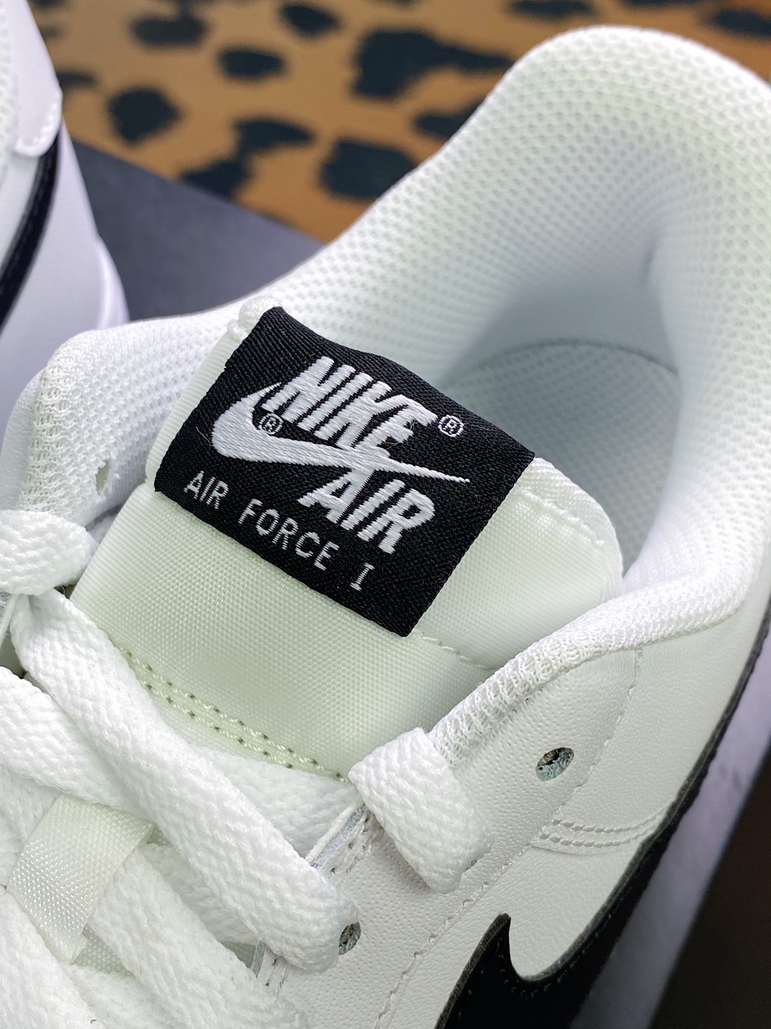 200 Air Force 1’07 Low GS”White/Black”空军一号经典低帮“硬皮白黑钩黑标”CT7724-100