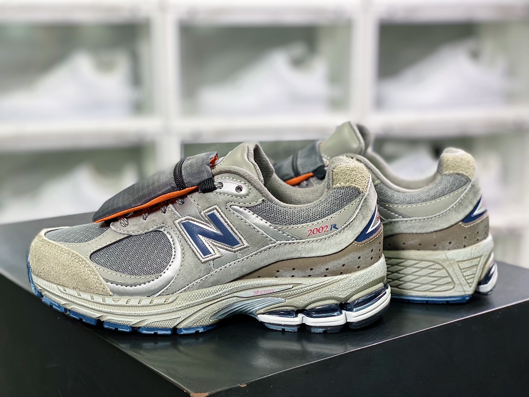 2002R ”Grey” series retro daddy style casual sports jogging shoes ”castle dark blue small pocket” M2002RVA