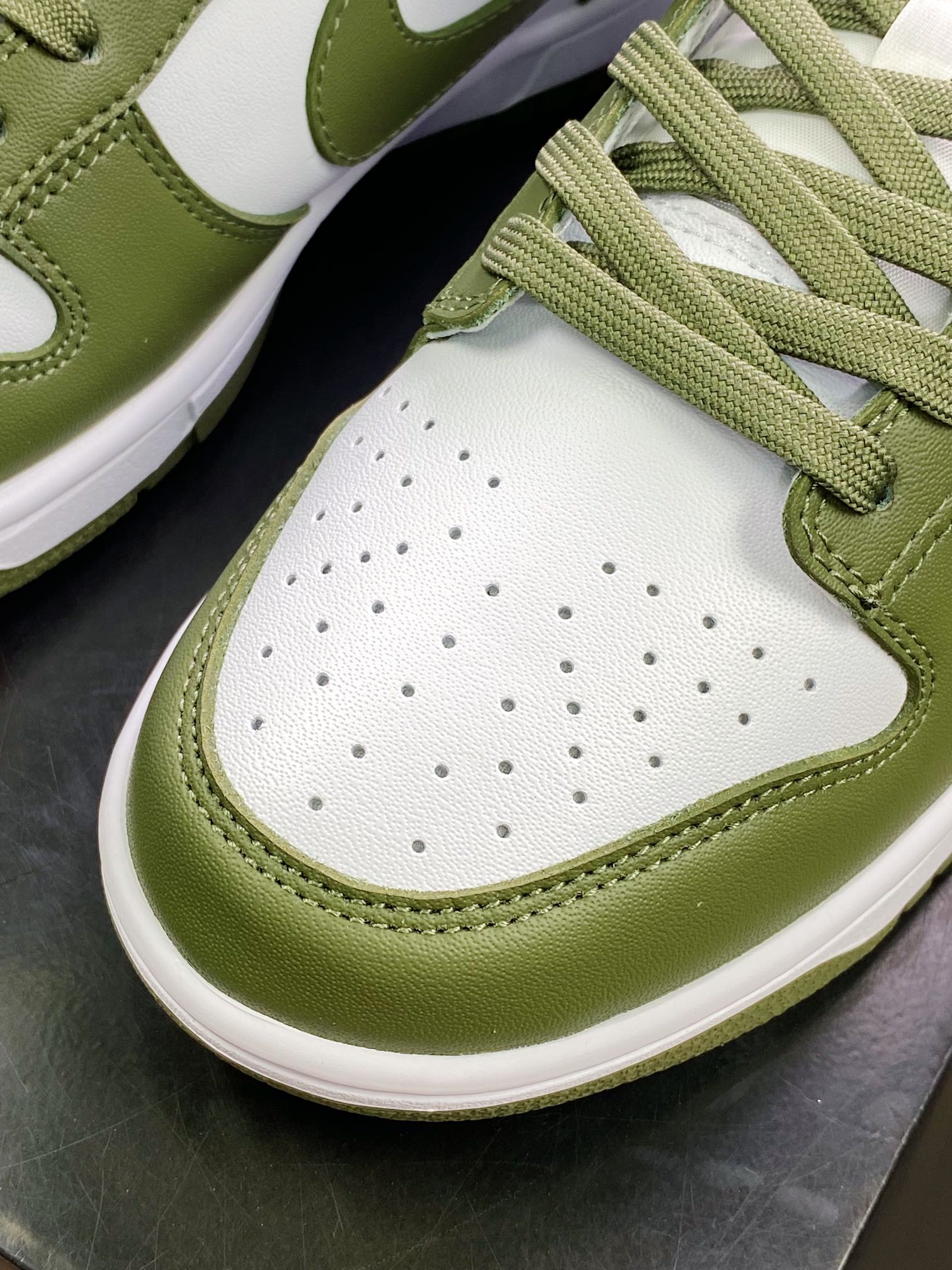 220 SB Dunk Low”Medium Olive”扣篮系列低帮休闲运动滑板板鞋“橄榄绿白”DD1503-120