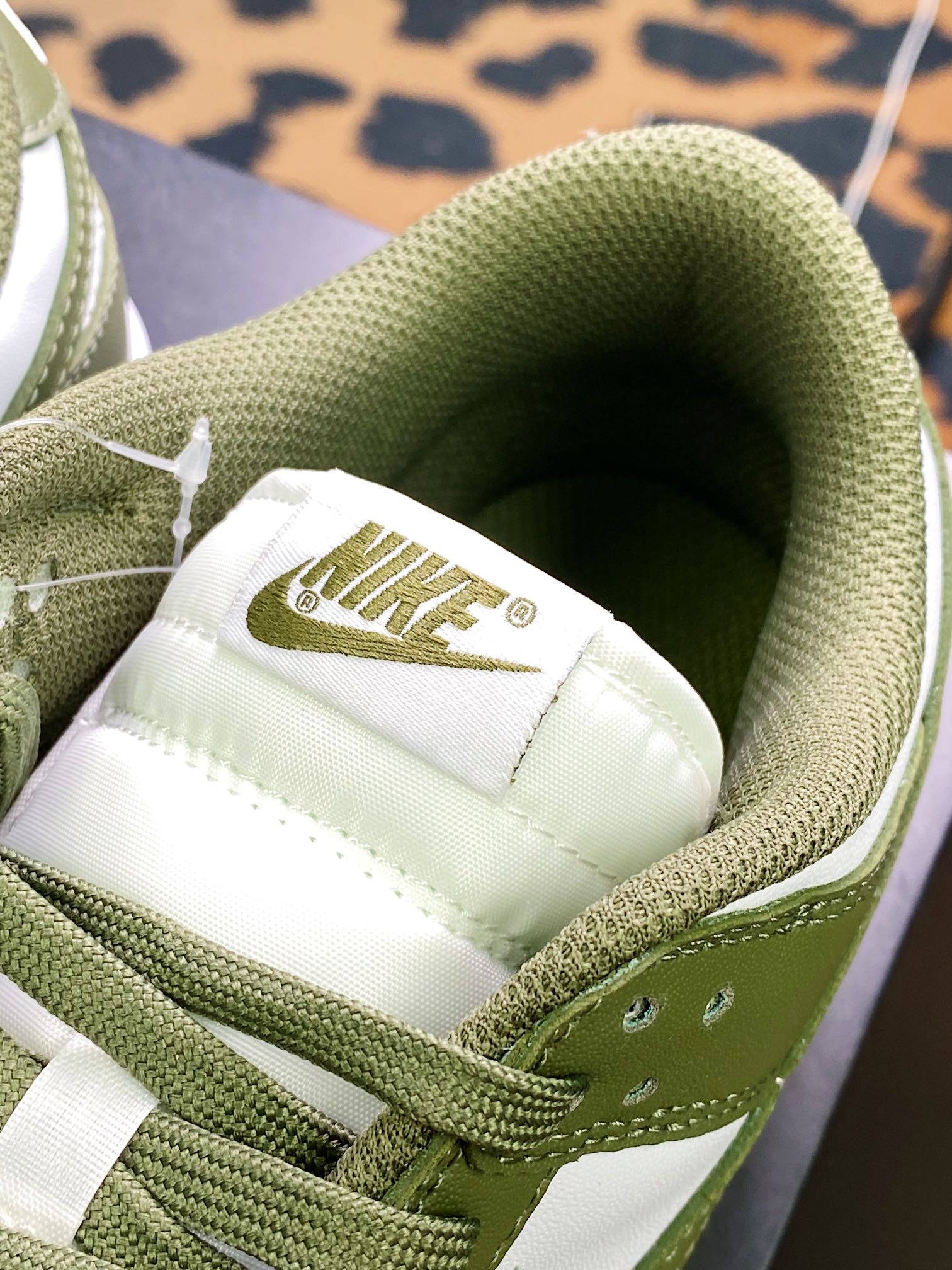 220 SB Dunk Low”Medium Olive”扣篮系列低帮休闲运动滑板板鞋“橄榄绿白”DD1503-120