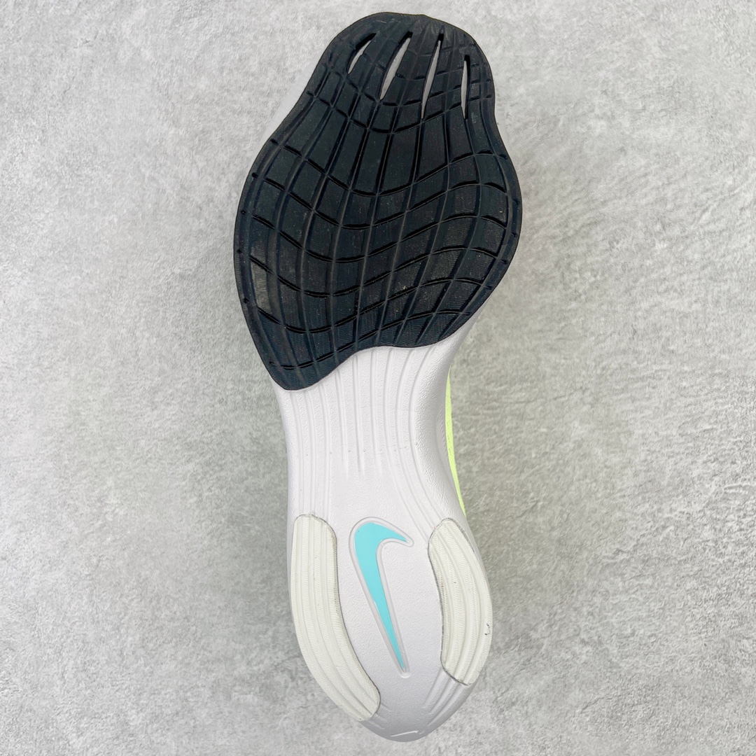 图片[9]-＃纯原福利 NK ZoomX Vaporfly Next% 马拉松二代跑鞋 细节整体升级 这款next%和上一款4%的鞋最大区的别于在鞋面面料 鞋面使用了全新 Vaporweave 科技 这种类似蝉翼的材质相比 Flyknit 更加轻薄透气 非对称的鞋带系统和泡棉护垫的加入令舒适度更高 鞋头辅以超大的 Swoosh 点缀 再配上流线型外观设计 时尚感十足 尺码：36 36.5 37.5 38 38.5 39 40 40.5 41 42 42.5 43 44 44.5 45-选品中心