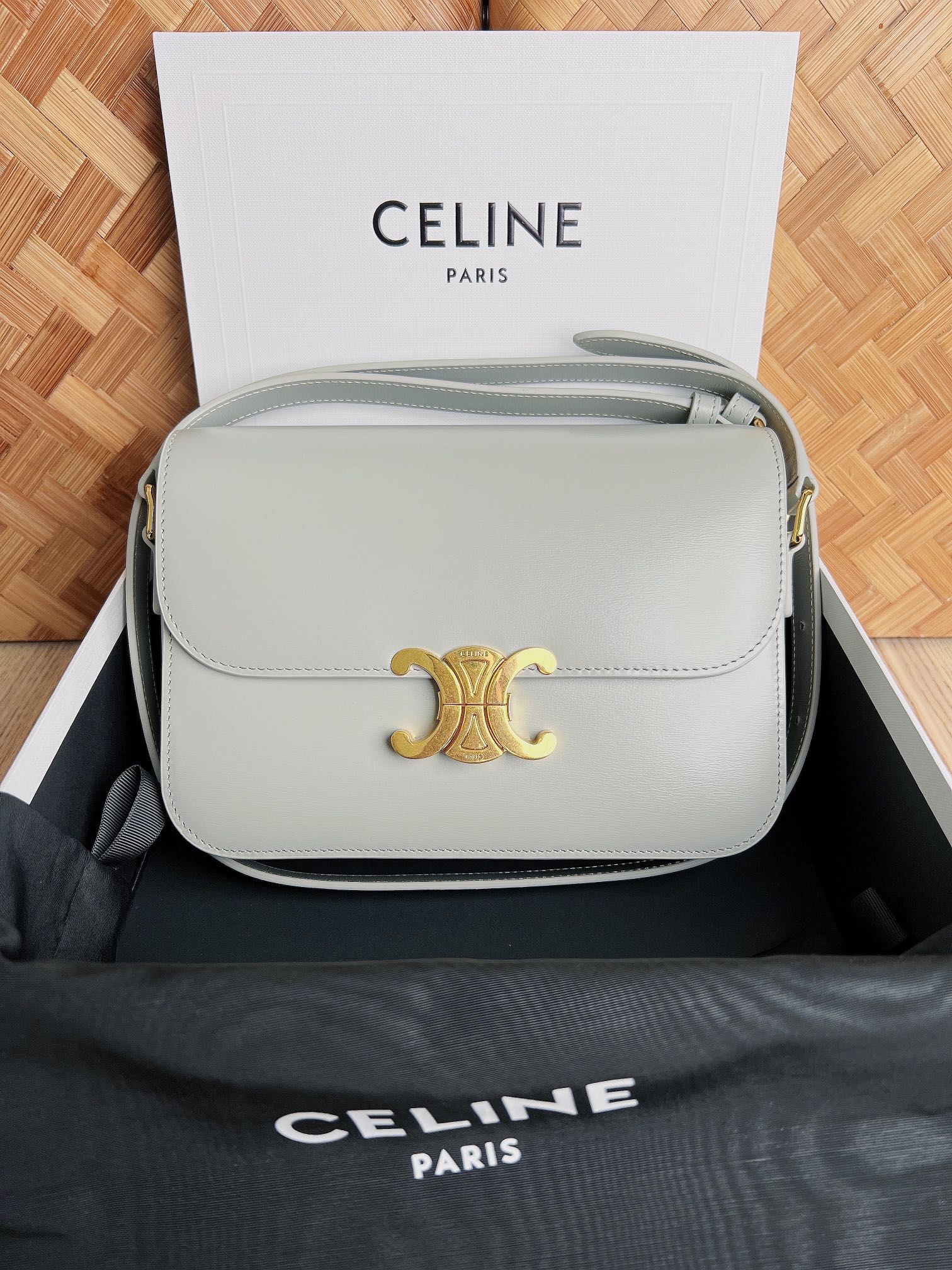 NO:182502,Genuine grade original leather version Definition of the new concept of Arc de Triomphe Added Paris elements Retro style Noble temperament Recognized by the fashion field Many celebrities' love models Classic innovation Re-created classic bag buckle design Re-conforms to the cutting-edge fashion. The outer skin is pure sheepskin inside. Classic black gold, lasting, each with cocoa style, size 22-16-8 Model number 187366, Celine, cowhide, sheepskin19860909正品级 原厂皮版本 凯旋门新理念的定义 添加巴黎的元素 复古风调 高贵的气质 被时尚领域再度认知 超多明星的热爱款 经典再创新 再次重塑经典包扣精致设计 很符合时尚前沿 外牛皮内里纯羊皮.经典的黑金,经久不衰,各中风格搭得可可的 尺寸尺寸22-16-8 款号187366,赛琳,celine,cowhide,sheepskin,Bag