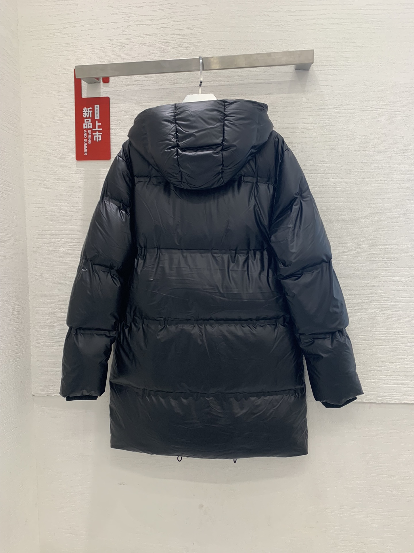 Prad*a连帽羽绒服男女同款90%鹅绒+10%羽毛️独特的双层轻质粘合尼龙面料其蓬松感与回弹性极为优越