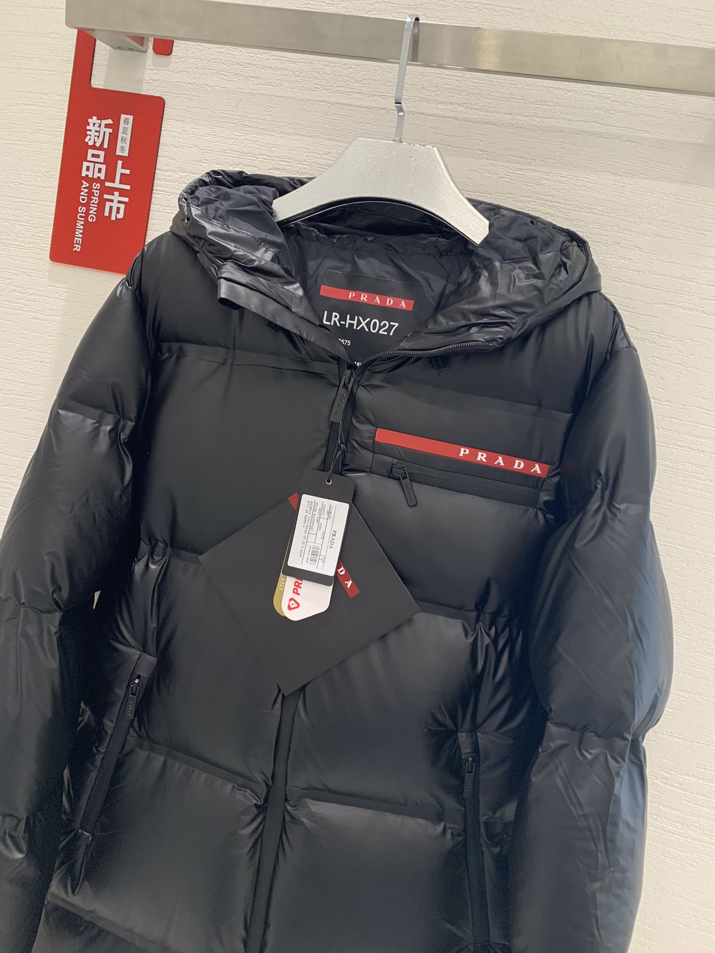 Prad*a连帽羽绒服男女同款90%鹅绒+10%羽毛️独特的双层轻质粘合尼龙面料其蓬松感与回弹性极为优越