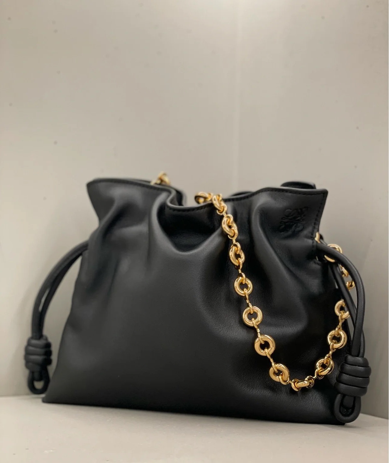 The Flamenco lucky bag can also be paired with a donut metal chain. The 18k electroplated gold Luojialoewe one has it allThe matching donut chain