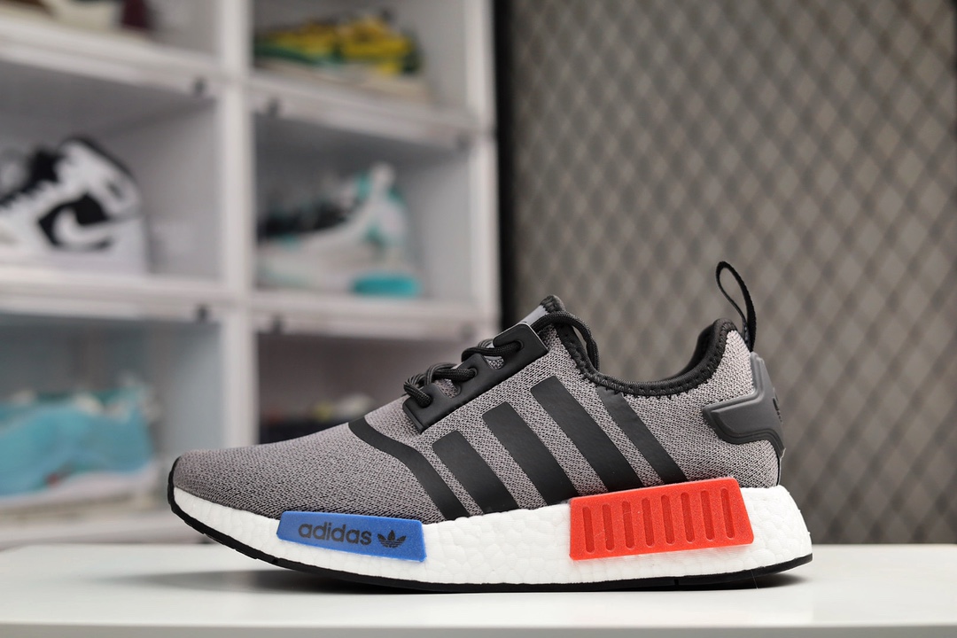 G0 男女鞋真标真爆材采用高密度针织飞织鞋面材质中底嵌入全掌Boost爆米花缓震物料外置防滑耐磨橡胶底片阿迪达斯Adidas Originals NMD_R1″Grey/Black/Blue/Red”R1系列低帮百搭休闲运动跑步鞋“针织深灰黑宝蓝红”