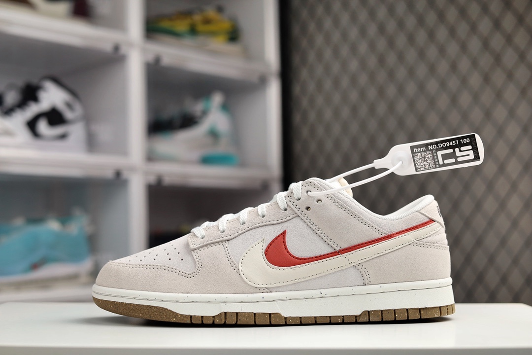 H0 Nk SB Dunk Low “85” 灰红双勾 SB低帮运动休闲板鞋 特别款采用绒面革材质，鞋身左右侧均配有皮革质双 Swooshes。“85”年纪念标放在鞋舌的位置。