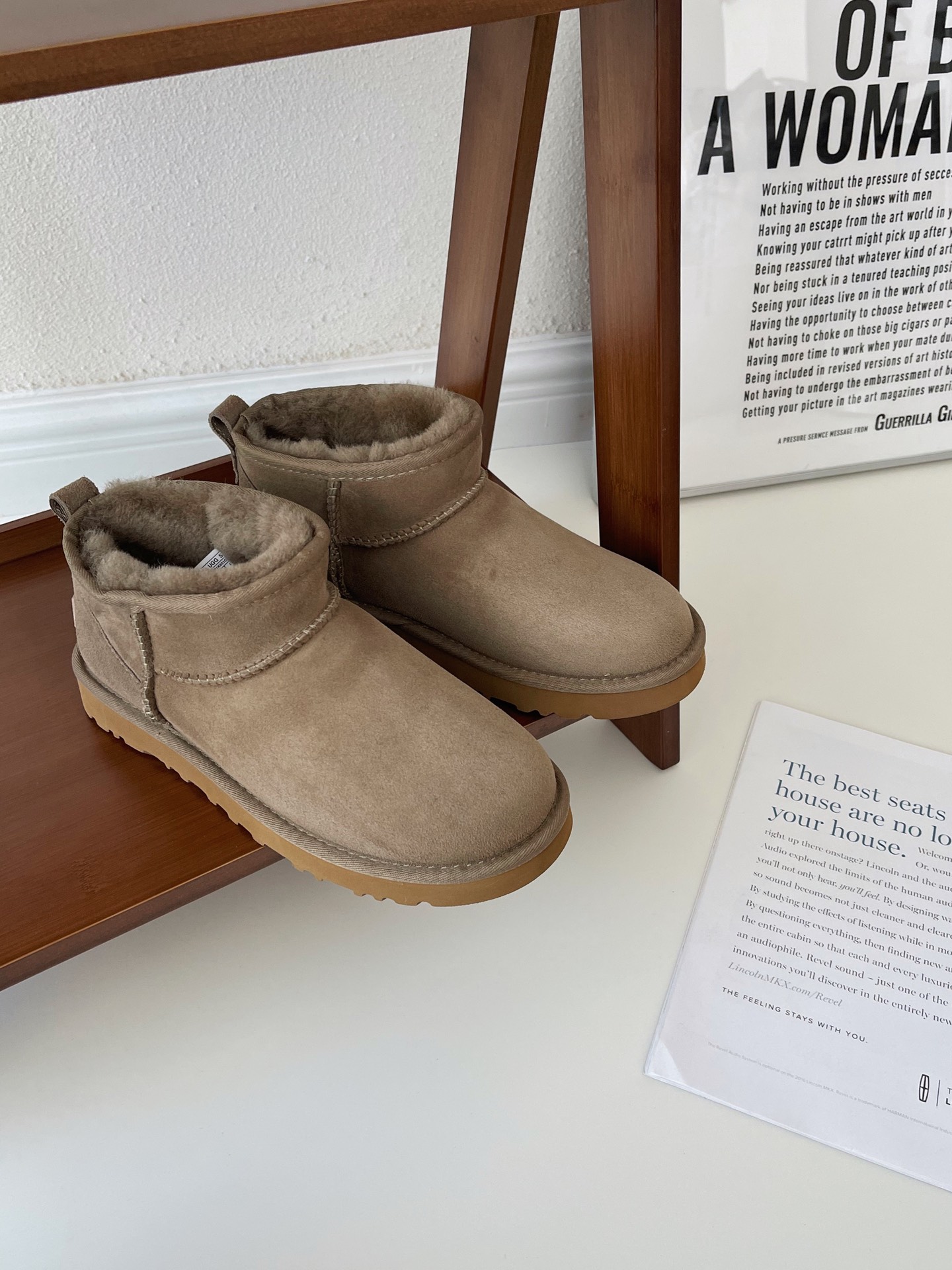 NO:706157,Zhou Dongyu's same UGG high-end purchasing level autumn and winter classic fur all-in-one mini short boots, comfortable short boots 1116109, different from traditional boots, unique shoe mouth design, mini small, four colors to choose from: black, maroon, gray, antelope brown. Size 35-40, snow boots, boots19860909周冬雨同款UGG高端代购级别秋冬经典皮毛一体mini短靴舒适短筒1116109 区别传统靴子 鞋口别致设计 mini小巧、四色选黑色.栗色.灰色.羚羊棕.码数35-40,雪地靴,boots,Women's Shoes