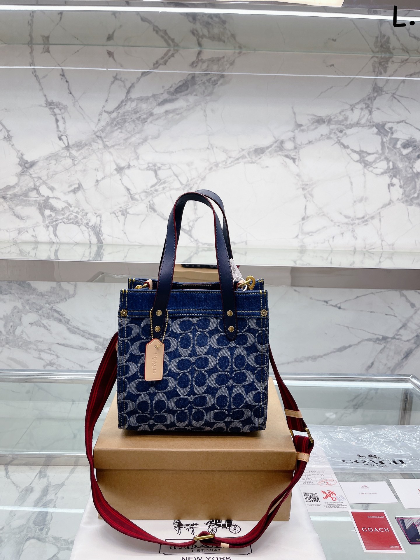 J5 原版皮  Coach 蔻驰   Ss22 Field tote 购物袋.原版皮.这是什么神仙配色？毫无抵抗力.单肩手提都可以.容量超级大. 耐磨耐脏.砖柜一比一. 可做妈咪包短途旅行包. 颜配有原版宽肩带蔻-驰 原版双兜 顶级原单 验货品质。 尺寸 小号22 22cm”},”watermark”:”