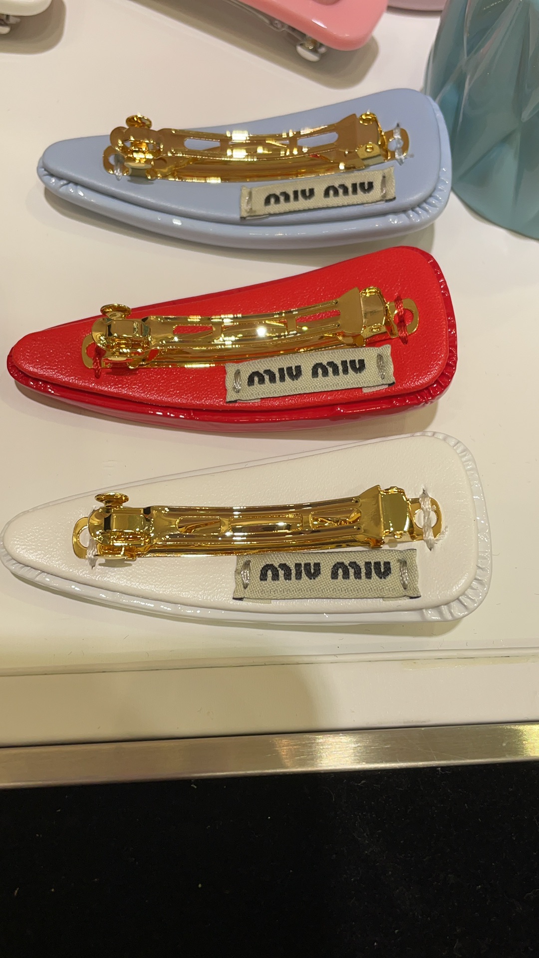 NO:720599,Single piece 88180 top version New letter candy color patent leather bread hairpin in six colors The chubby water drop shape is really too girly. It is energetic and cute. The little princess atmosphere is full of vitality. It is very practical for daily use. The upper body effect is super beautiful. Customized. Single piece with picture packaging box, hairpins, Cardia high-end jewelry19860909单只88180 顶级版本 新款字母糖果色系漆皮面包发夹六色 胖乎乎的水滴造型真的太少女感啦 元气又可爱 小公主氛围感十足 关键日常太实用 上身效果超级好看 z定制 单只带图片包装盒,,hairpins,卡迪亚高端饰品,Jewelry