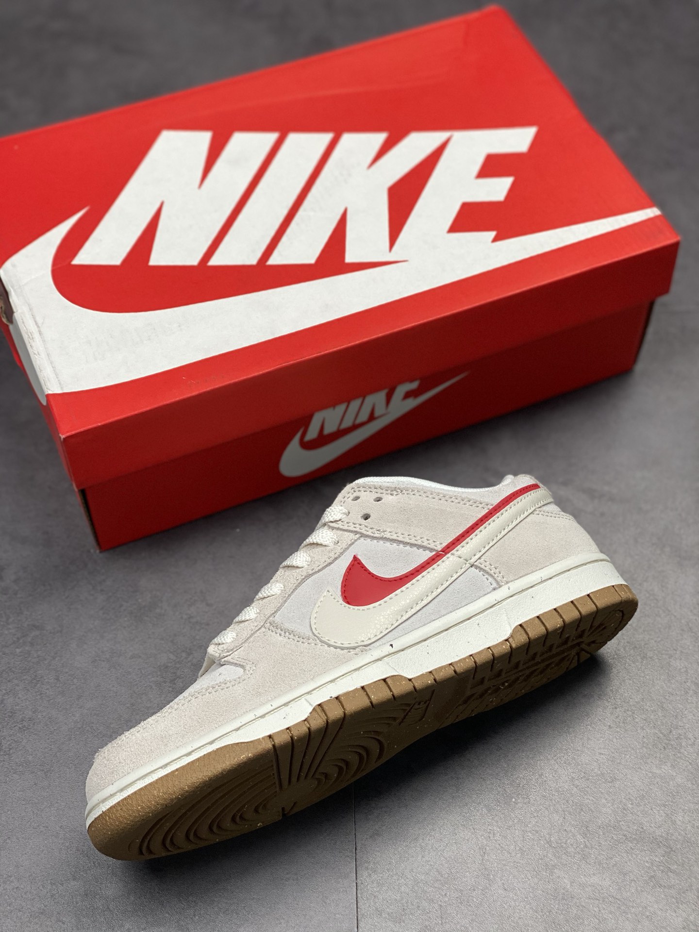 200 NIKE SB Dunk Low 灰白红双勾Swoosh 性价比天花板 DO9457-100
