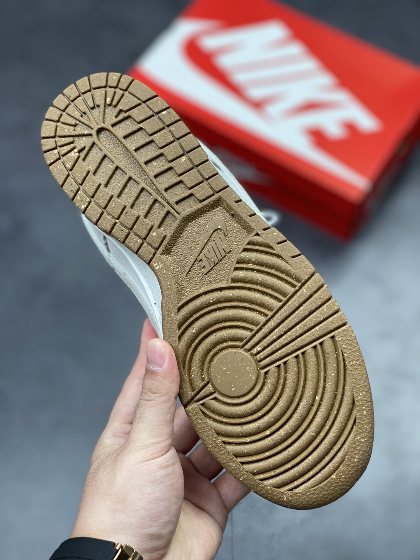 200 NIKE SB Dunk Low 灰白红双勾Swoosh 性价比天花板 DO9457-100