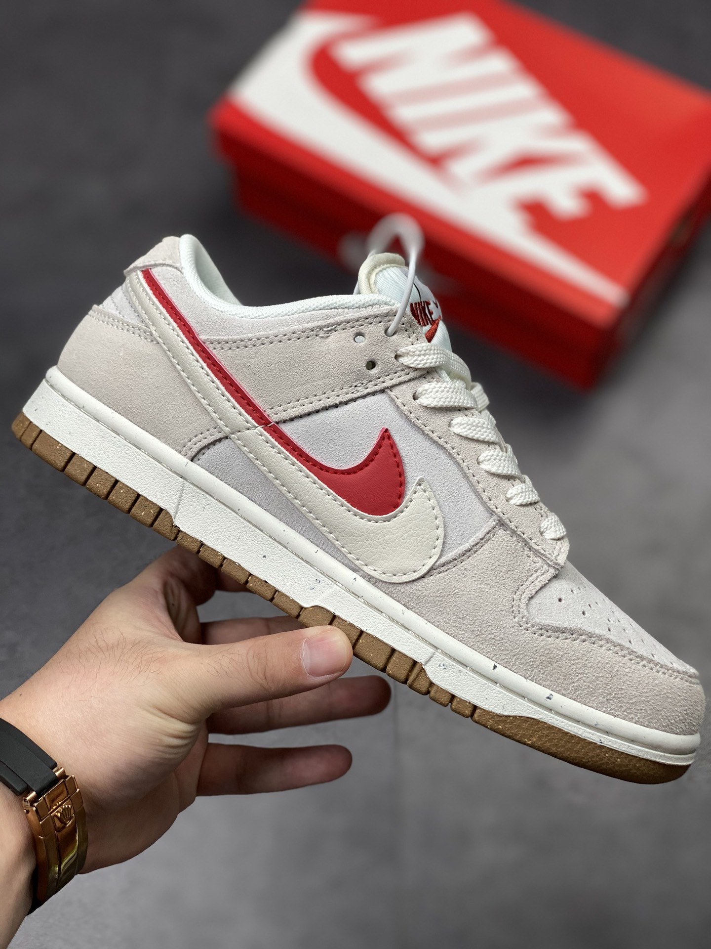 200 NIKE SB Dunk Low 灰白红双勾Swoosh 性价比天花板 DO9457-100