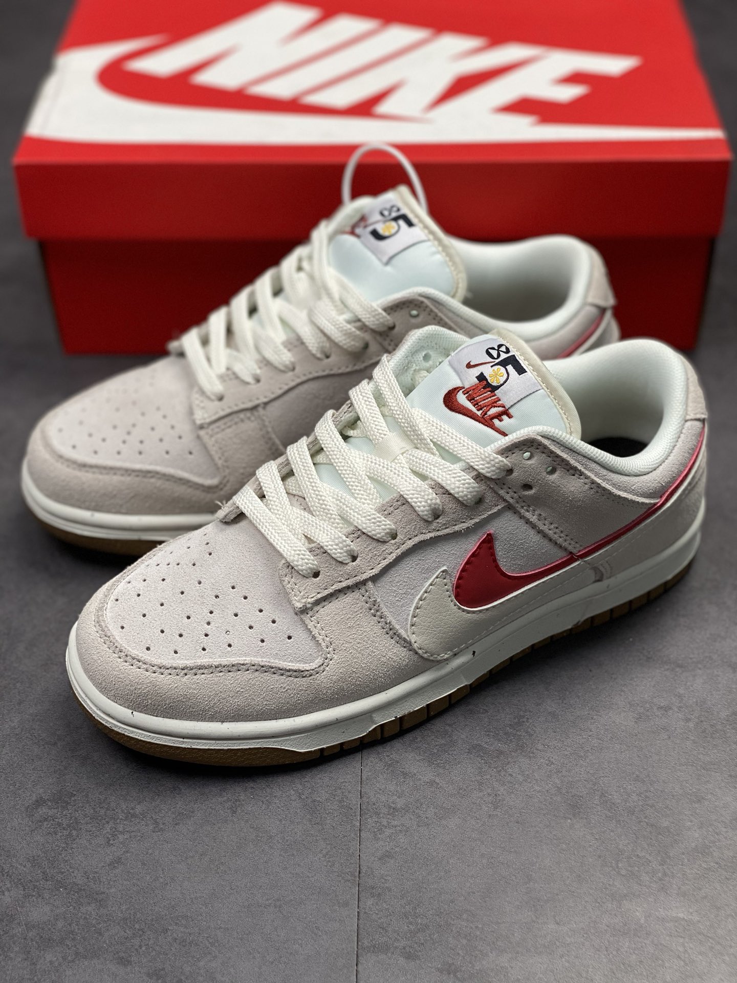 200 NIKE SB Dunk Low 灰白红双勾Swoosh 性价比天花板 DO9457-100