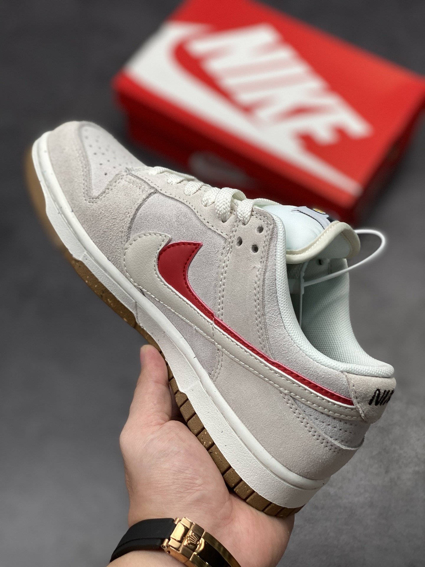 200 NIKE SB Dunk Low 灰白红双勾Swoosh 性价比天花板 DO9457-100